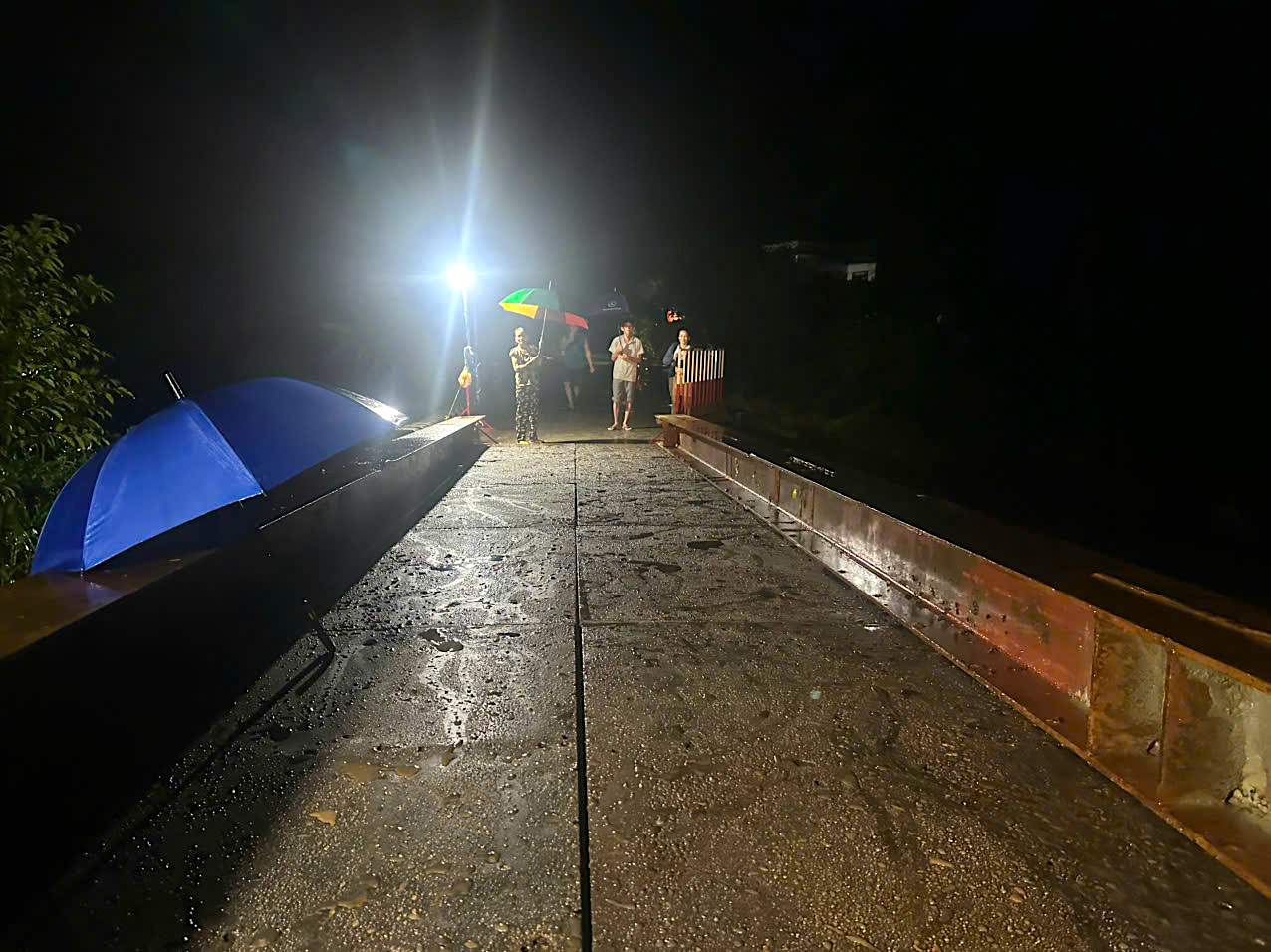 12 giờ dựng xong cầu tạm, nối lưu thông đoạn cầu sập do mưa lũ ở Quảng Ngãi- Ảnh 14. 12 giờ dựng xong cầu tạm, nối lưu thông đoạn cầu sập do mưa lũ ở Quảng Ngãi- Ảnh 14.