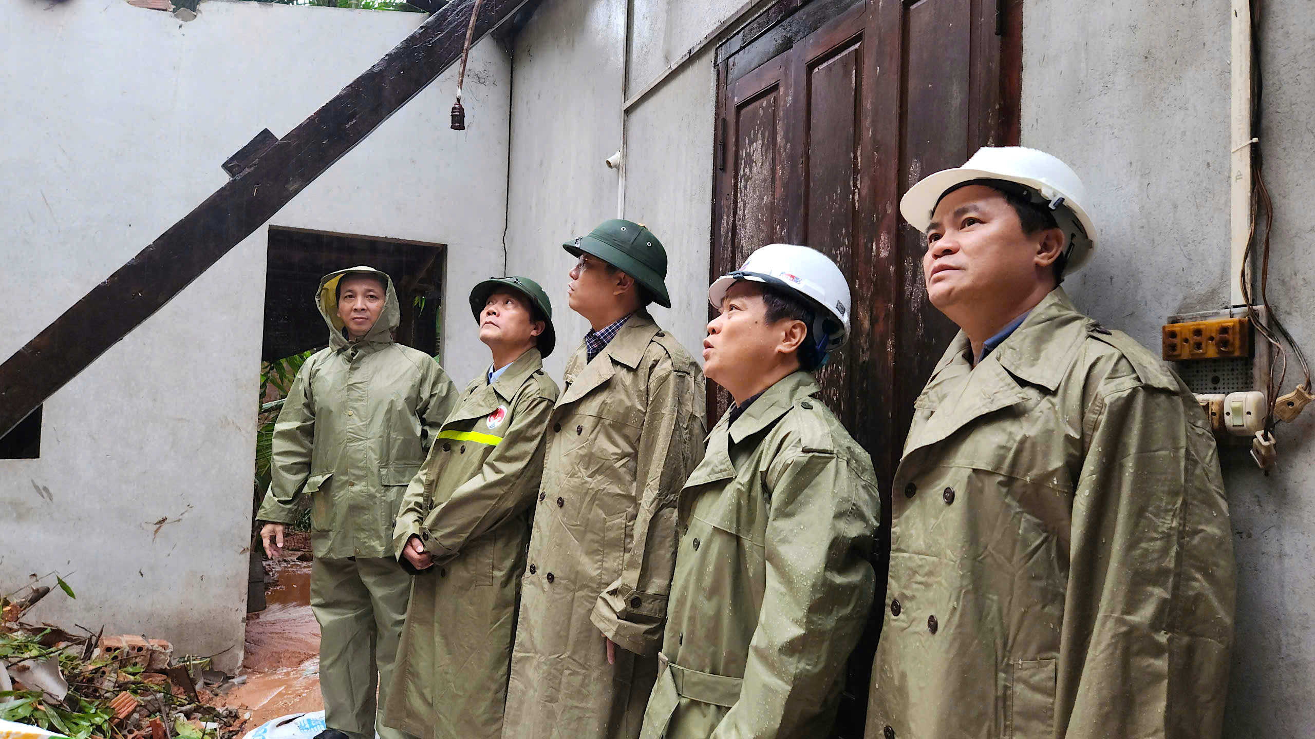 Lãnh đạo tỉnh Quảng Ngãi thị sát quả đồi sạt lở, tặng quà người dân ở nơi sơ tán- Ảnh 1. Lãnh đạo tỉnh Quảng Ngãi thị sát quả đồi sạt lở, tặng quà người dân ở nơi sơ tán- Ảnh 1.