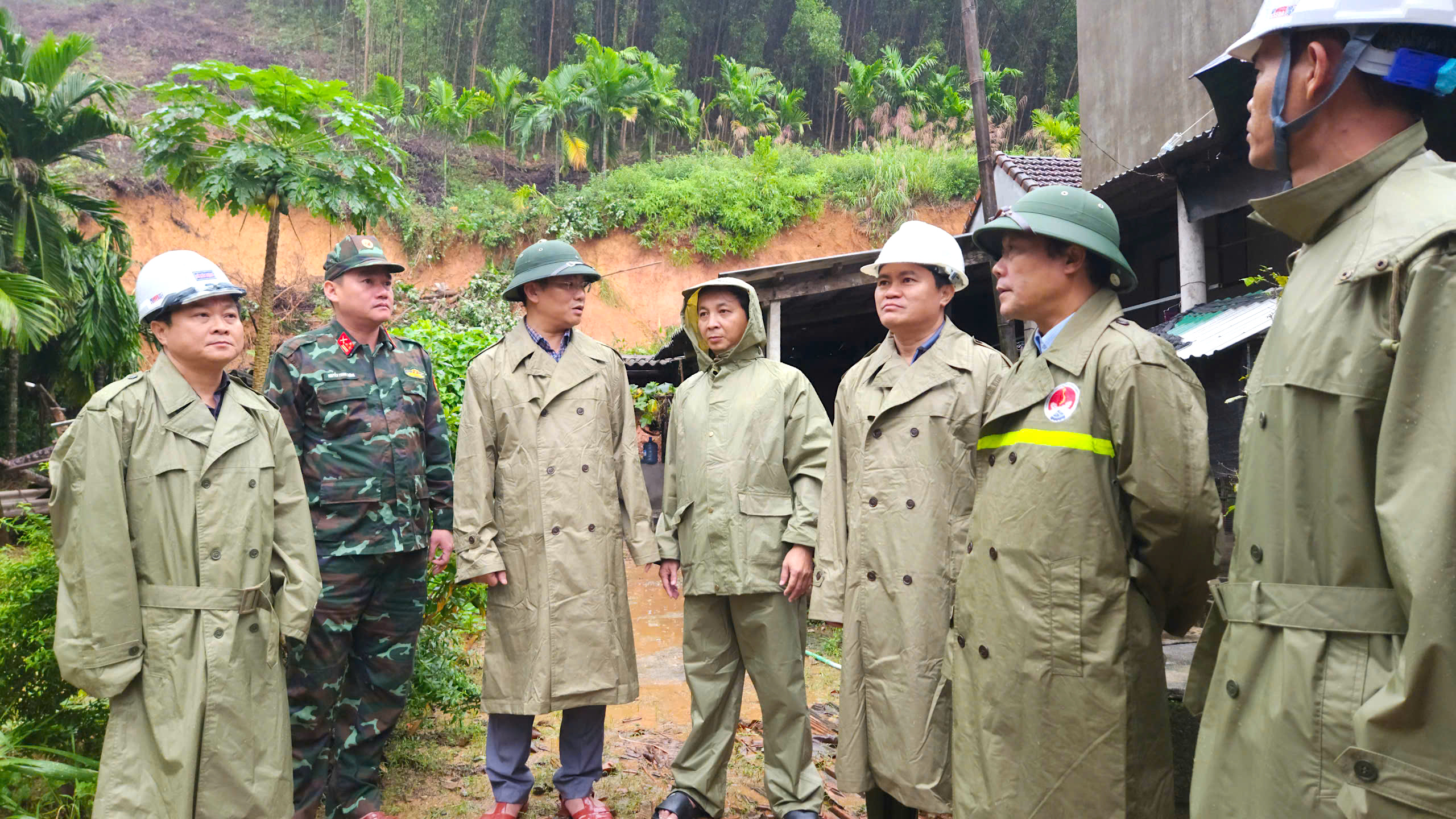 Lãnh đạo tỉnh Quảng Ngãi thị sát quả đồi sạt lở, tặng quà người dân ở nơi sơ tán- Ảnh 2. Lãnh đạo tỉnh Quảng Ngãi thị sát quả đồi sạt lở, tặng quà người dân ở nơi sơ tán- Ảnh 2.