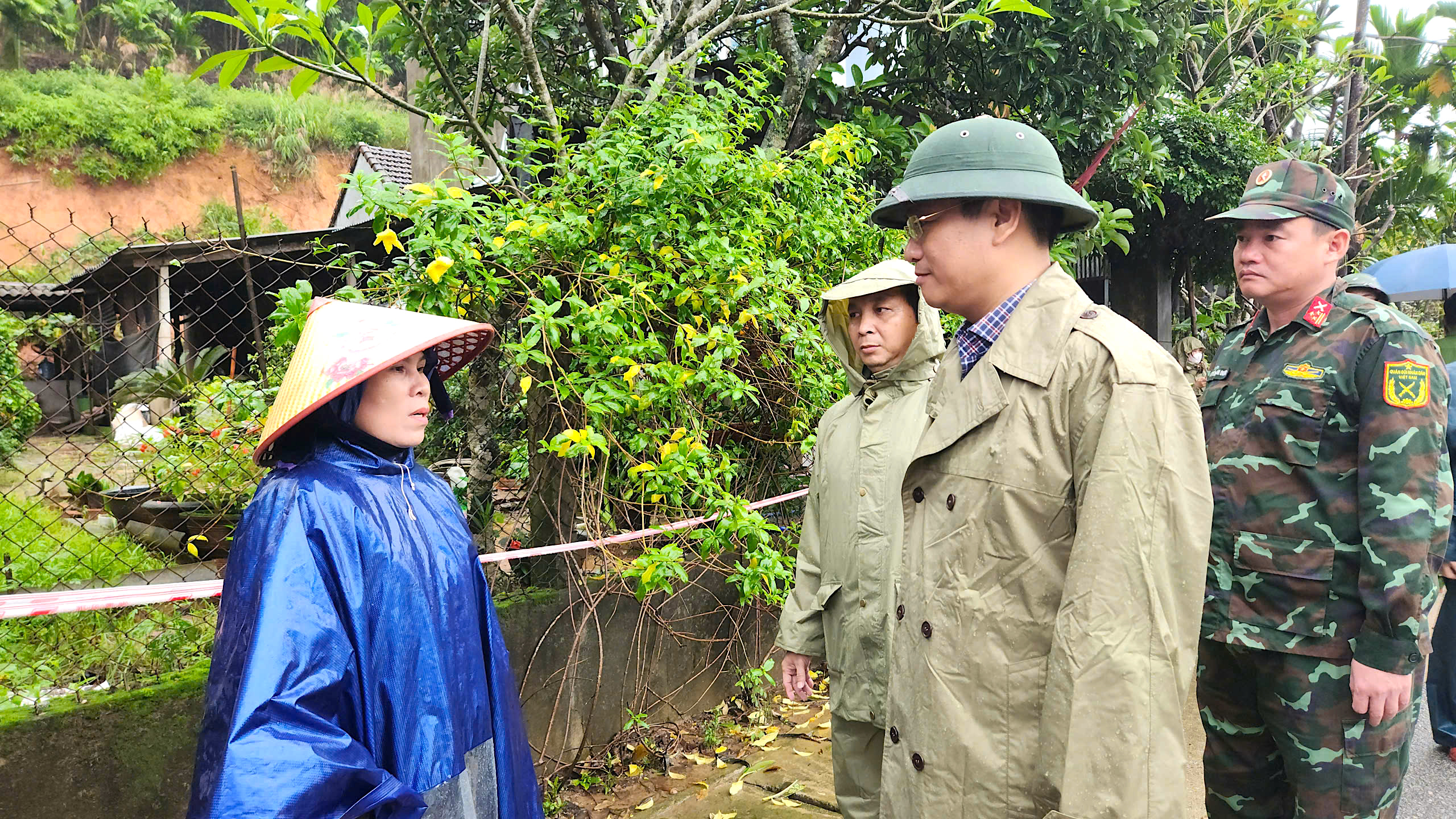 Lãnh đạo tỉnh Quảng Ngãi thị sát quả đồi sạt lở, tặng quà người dân ở nơi sơ tán- Ảnh 3. Lãnh đạo tỉnh Quảng Ngãi thị sát quả đồi sạt lở, tặng quà người dân ở nơi sơ tán- Ảnh 3.