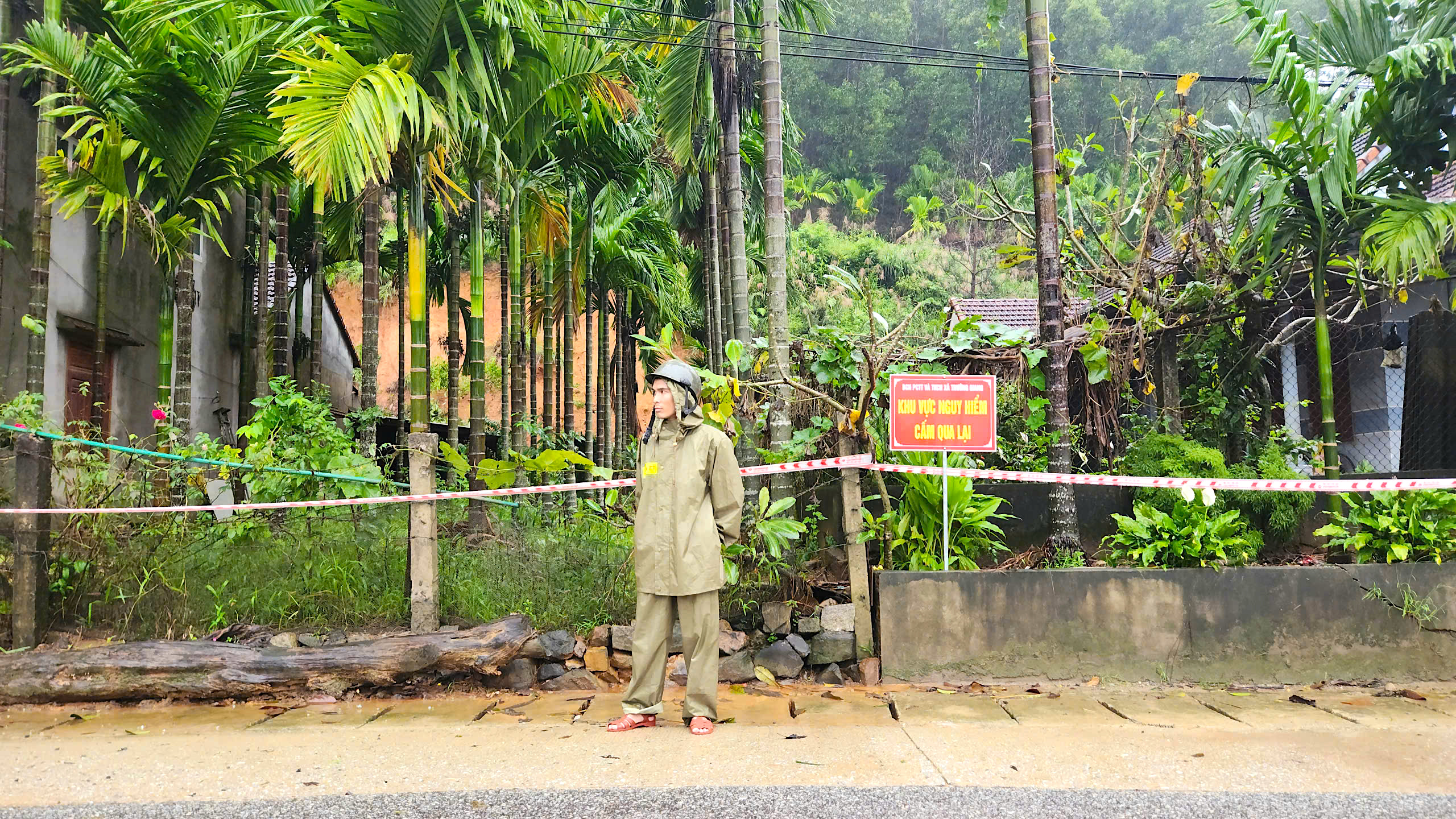 Lãnh đạo tỉnh Quảng Ngãi thị sát quả đồi sạt lở, tặng quà người dân ở nơi sơ tán- Ảnh 5. Lãnh đạo tỉnh Quảng Ngãi thị sát quả đồi sạt lở, tặng quà người dân ở nơi sơ tán- Ảnh 5.