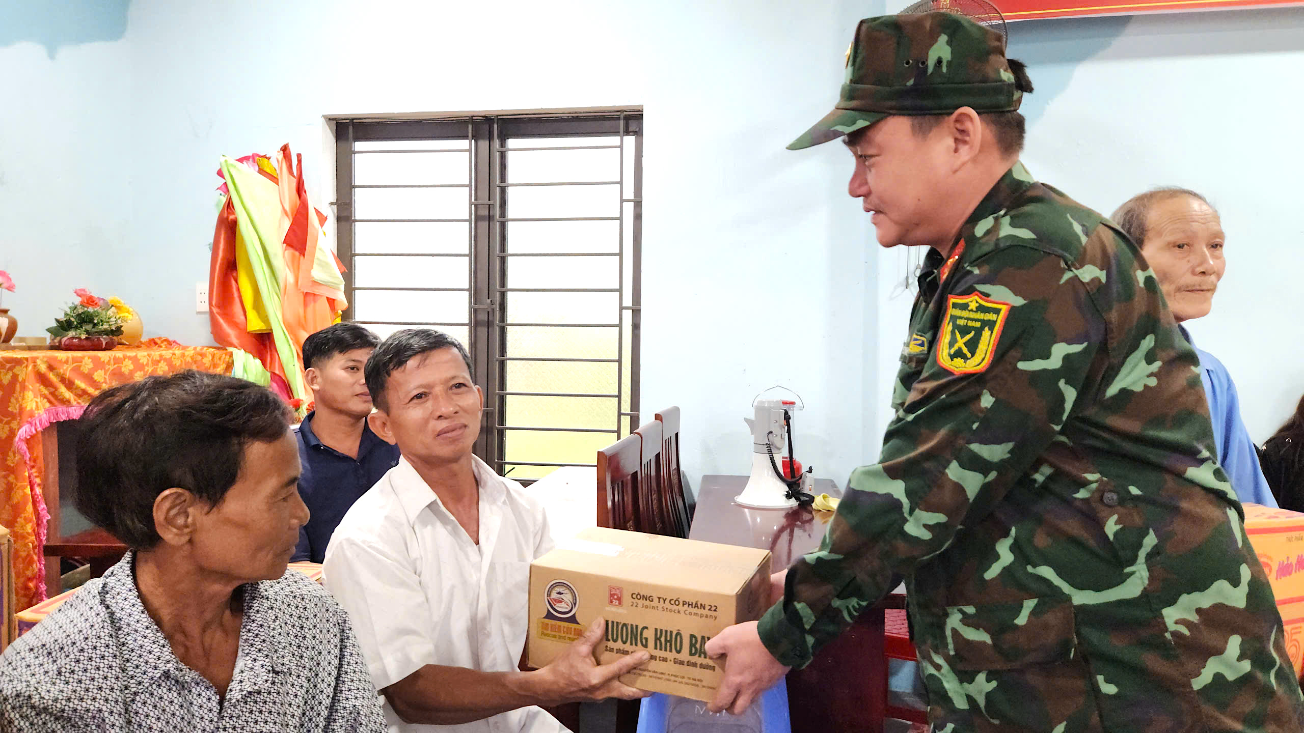 Lãnh đạo tỉnh Quảng Ngãi thị sát quả đồi sạt lở, tặng quà người dân ở nơi sơ tán- Ảnh 7. Lãnh đạo tỉnh Quảng Ngãi thị sát quả đồi sạt lở, tặng quà người dân ở nơi sơ tán- Ảnh 7.