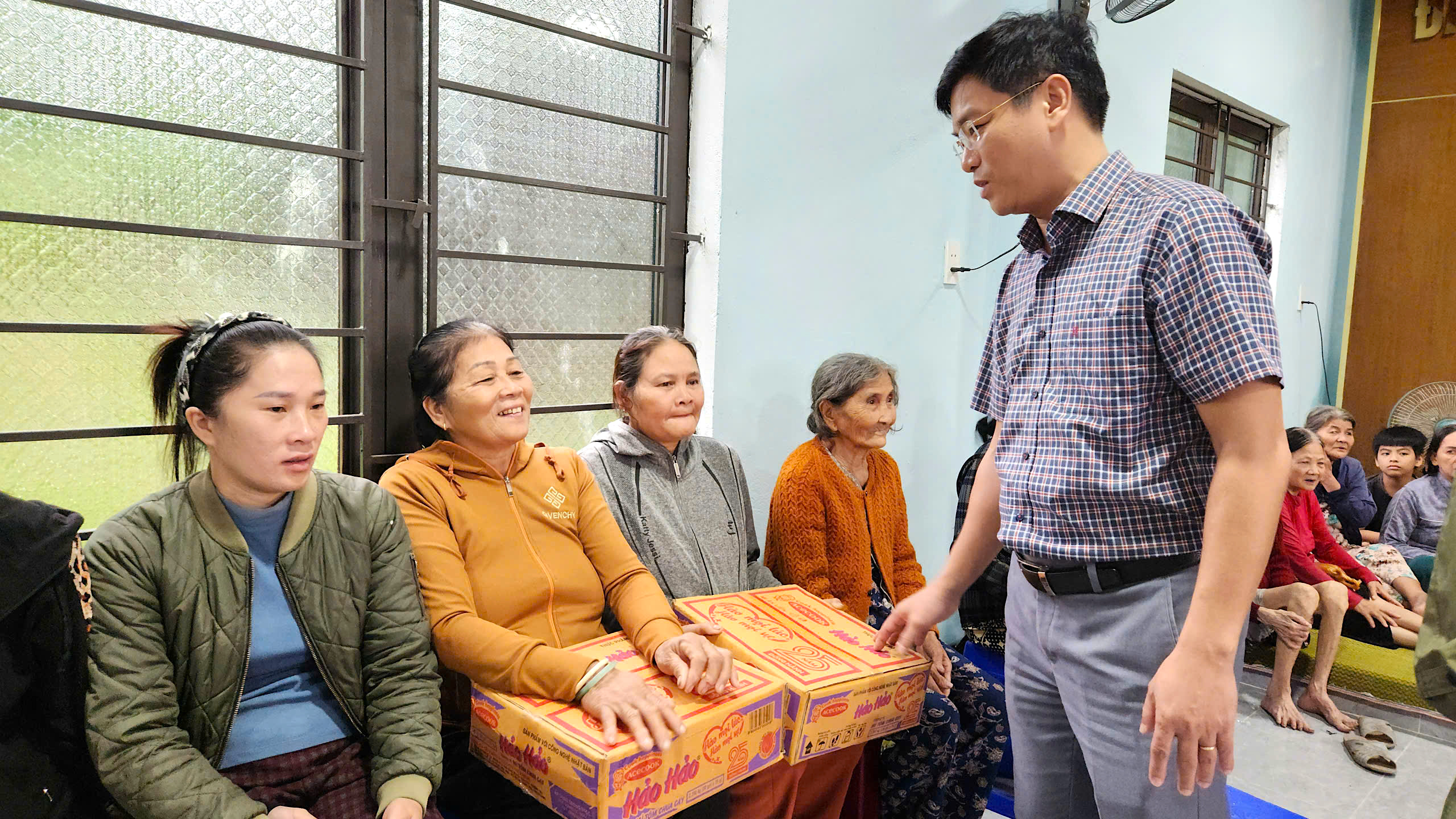 Lãnh đạo tỉnh Quảng Ngãi thị sát quả đồi sạt lở, tặng quà người dân ở nơi sơ tán- Ảnh 6. Lãnh đạo tỉnh Quảng Ngãi thị sát quả đồi sạt lở, tặng quà người dân ở nơi sơ tán- Ảnh 6.