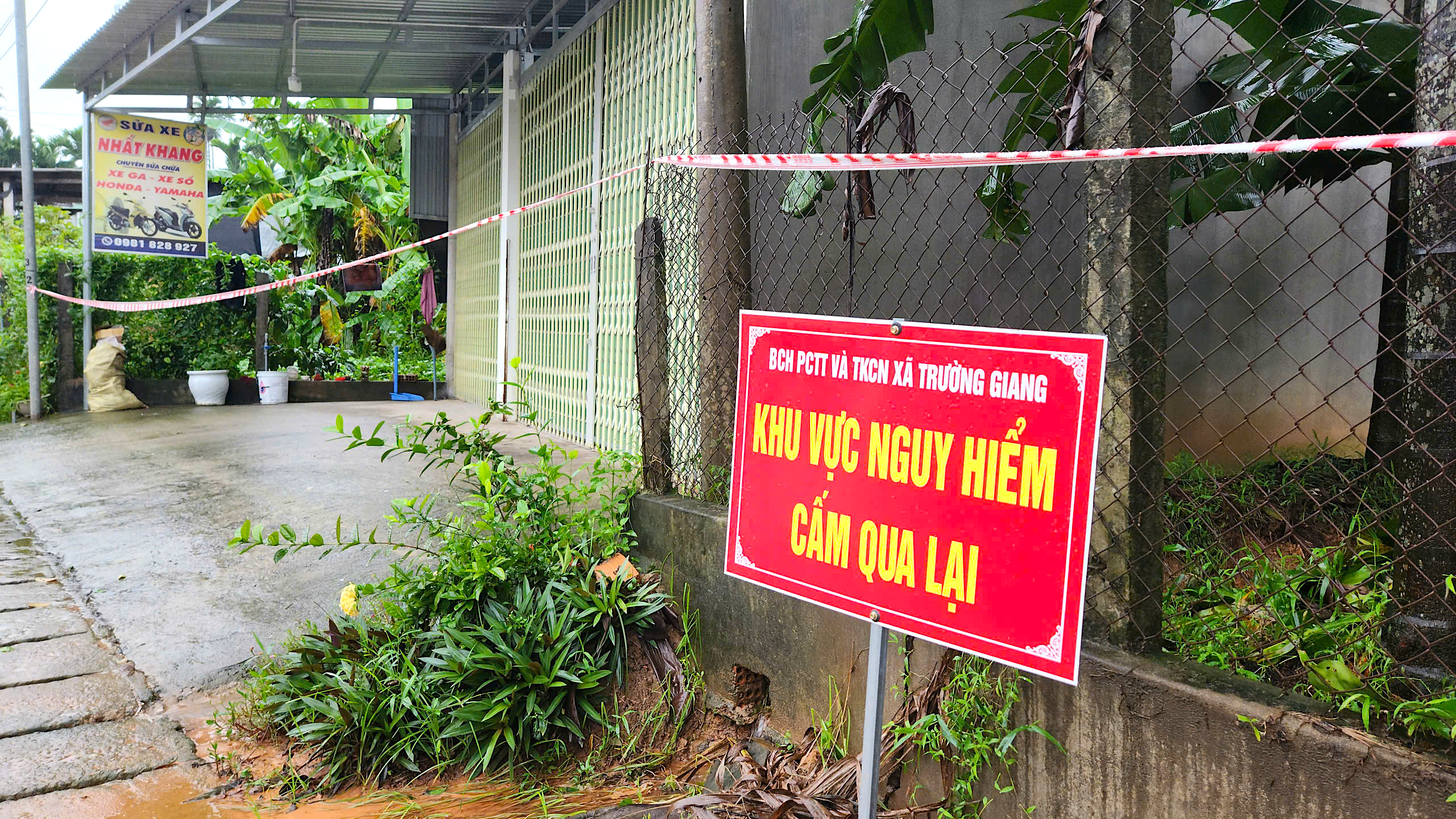 Lãnh đạo tỉnh Quảng Ngãi thị sát quả đồi sạt lở, tặng quà người dân ở nơi sơ tán- Ảnh 4. Lãnh đạo tỉnh Quảng Ngãi thị sát quả đồi sạt lở, tặng quà người dân ở nơi sơ tán- Ảnh 4.