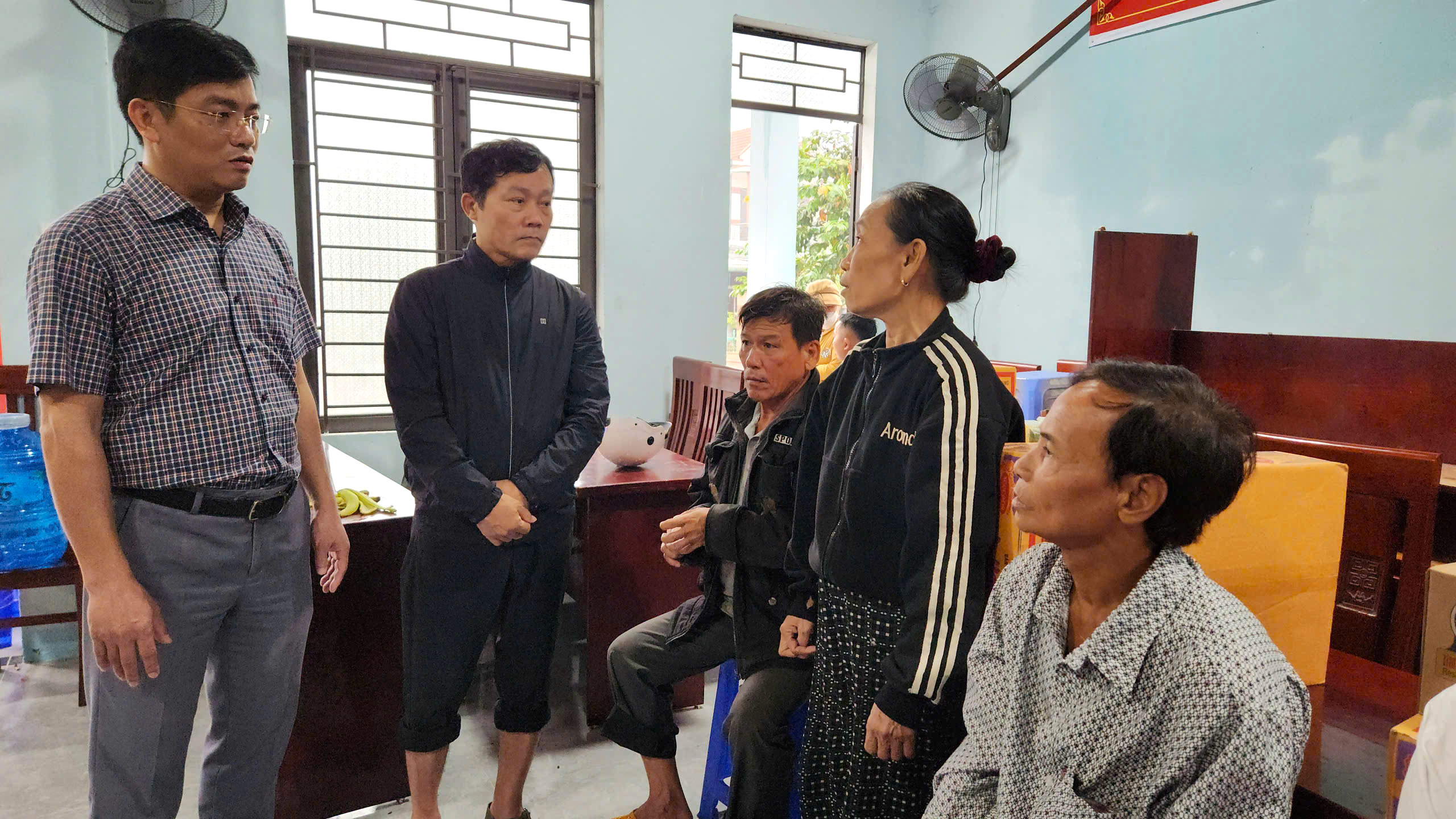 Lãnh đạo tỉnh Quảng Ngãi thị sát quả đồi sạt lở, tặng quà người dân ở nơi sơ tán- Ảnh 8. Lãnh đạo tỉnh Quảng Ngãi thị sát quả đồi sạt lở, tặng quà người dân ở nơi sơ tán- Ảnh 8.