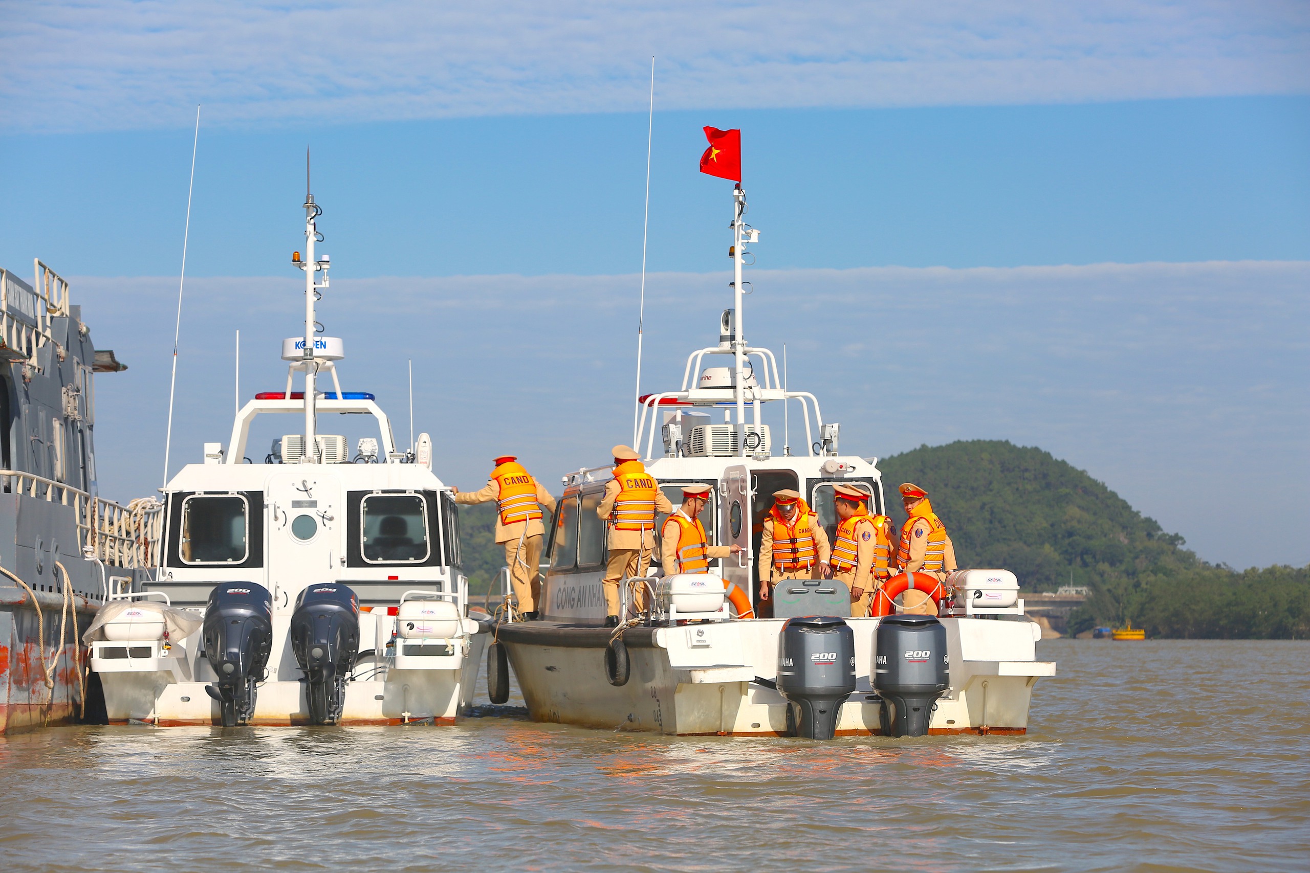 CSGT Thanh Hóa ra quân đảm bảo an toàn đường thủy- Ảnh 3. CSGT Thanh Hóa ra quân đảm bảo an toàn đường thủy- Ảnh 3.