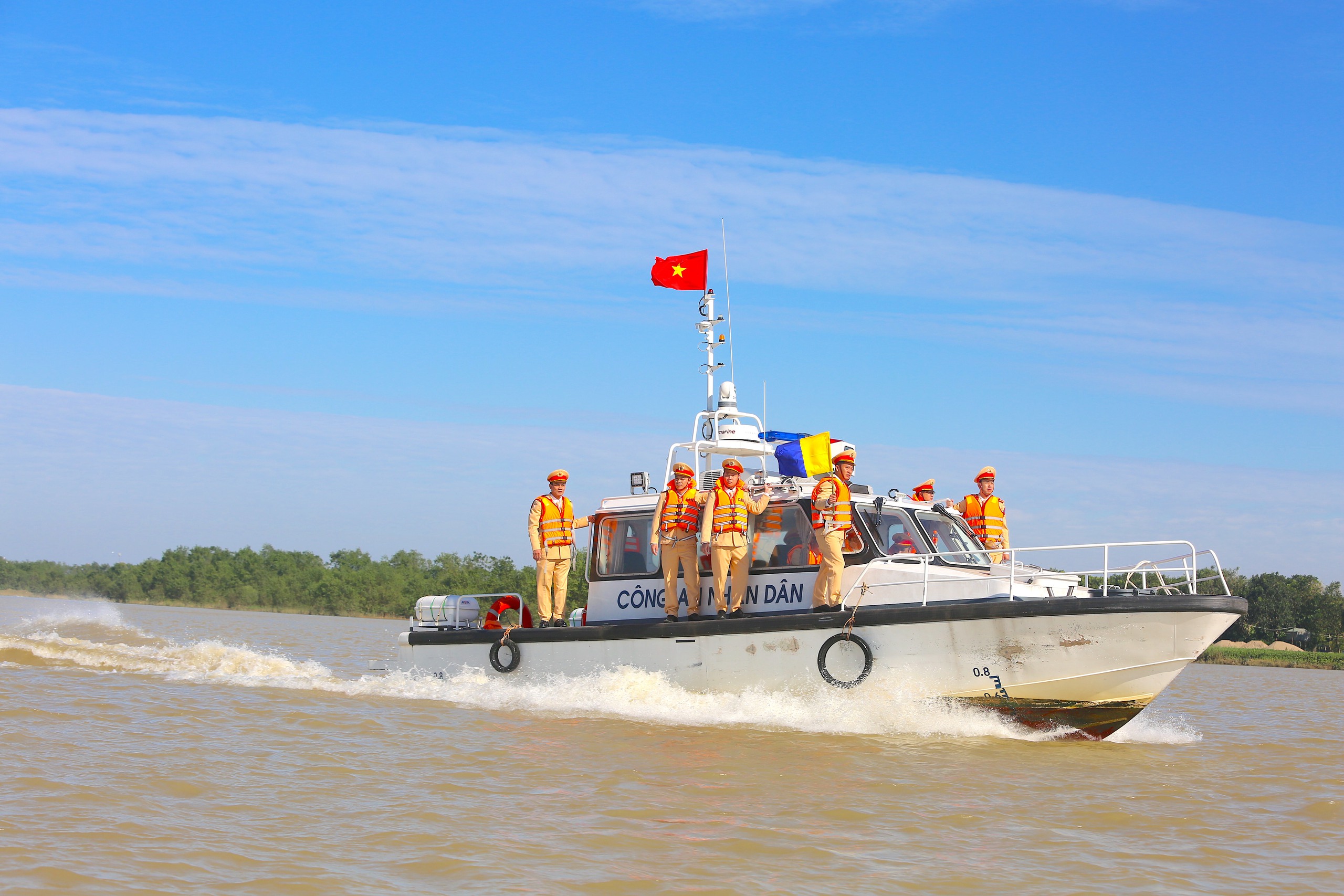 CSGT Thanh Hóa ra quân đảm bảo an toàn đường thủy- Ảnh 1. CSGT Thanh Hóa ra quân đảm bảo an toàn đường thủy- Ảnh 1.