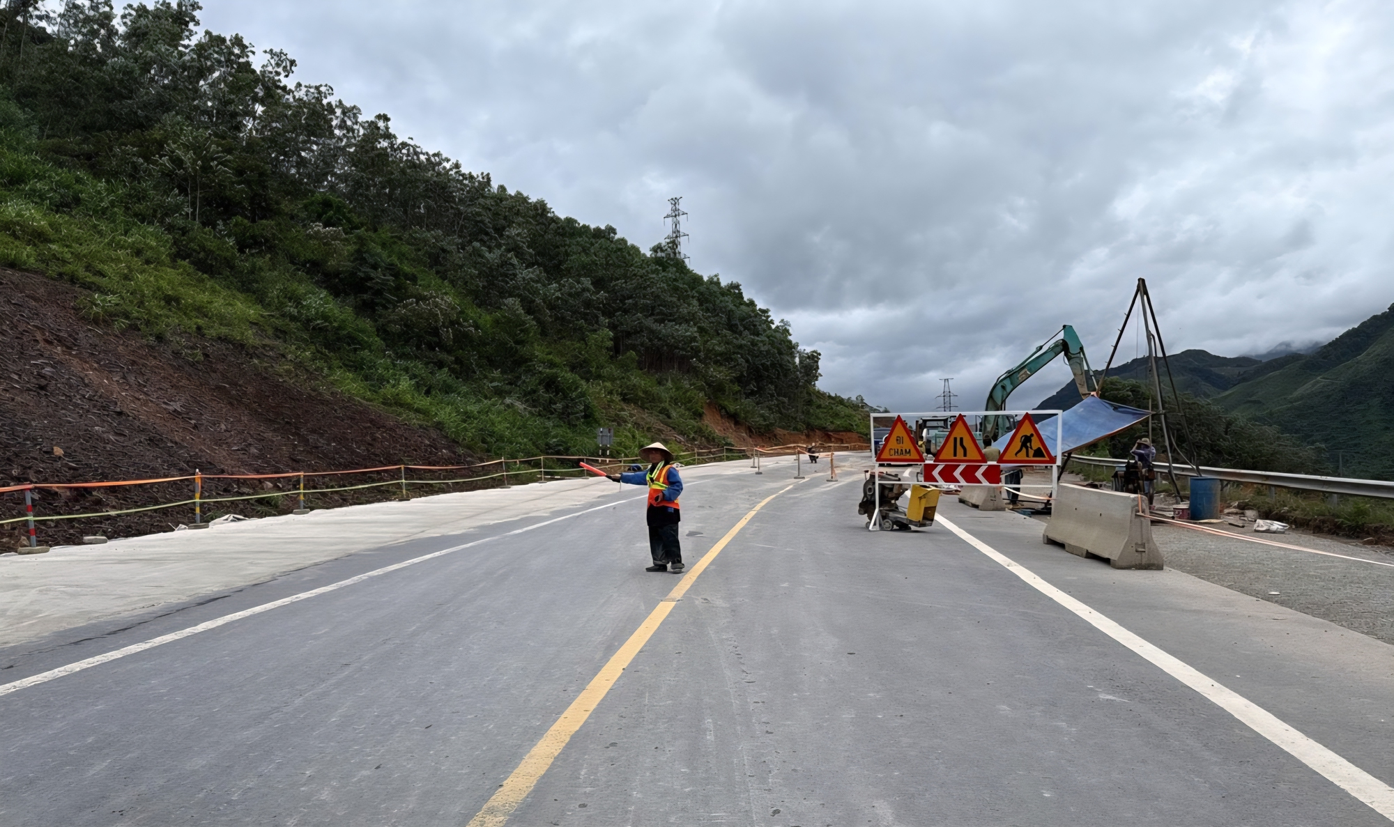 Nguy cơ sạt lở tái diễn, tiếp tục thông xe 1 làn trên cao tốc La Sơn - Hòa Liên- Ảnh 2.