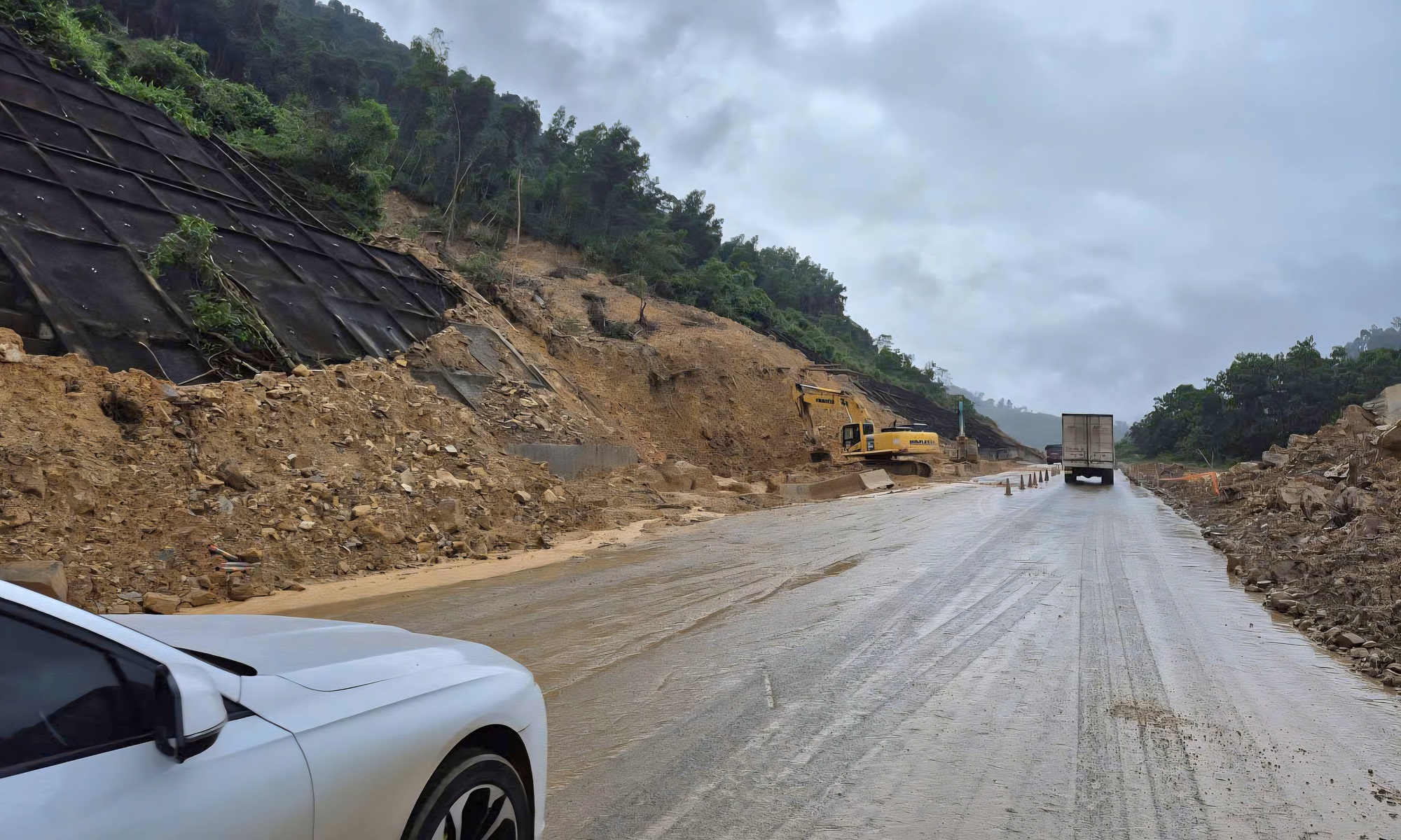 Nguy cơ sạt lở tái diễn, tiếp tục thông xe 1 làn trên cao tốc La Sơn - Hòa Liên- Ảnh 1.