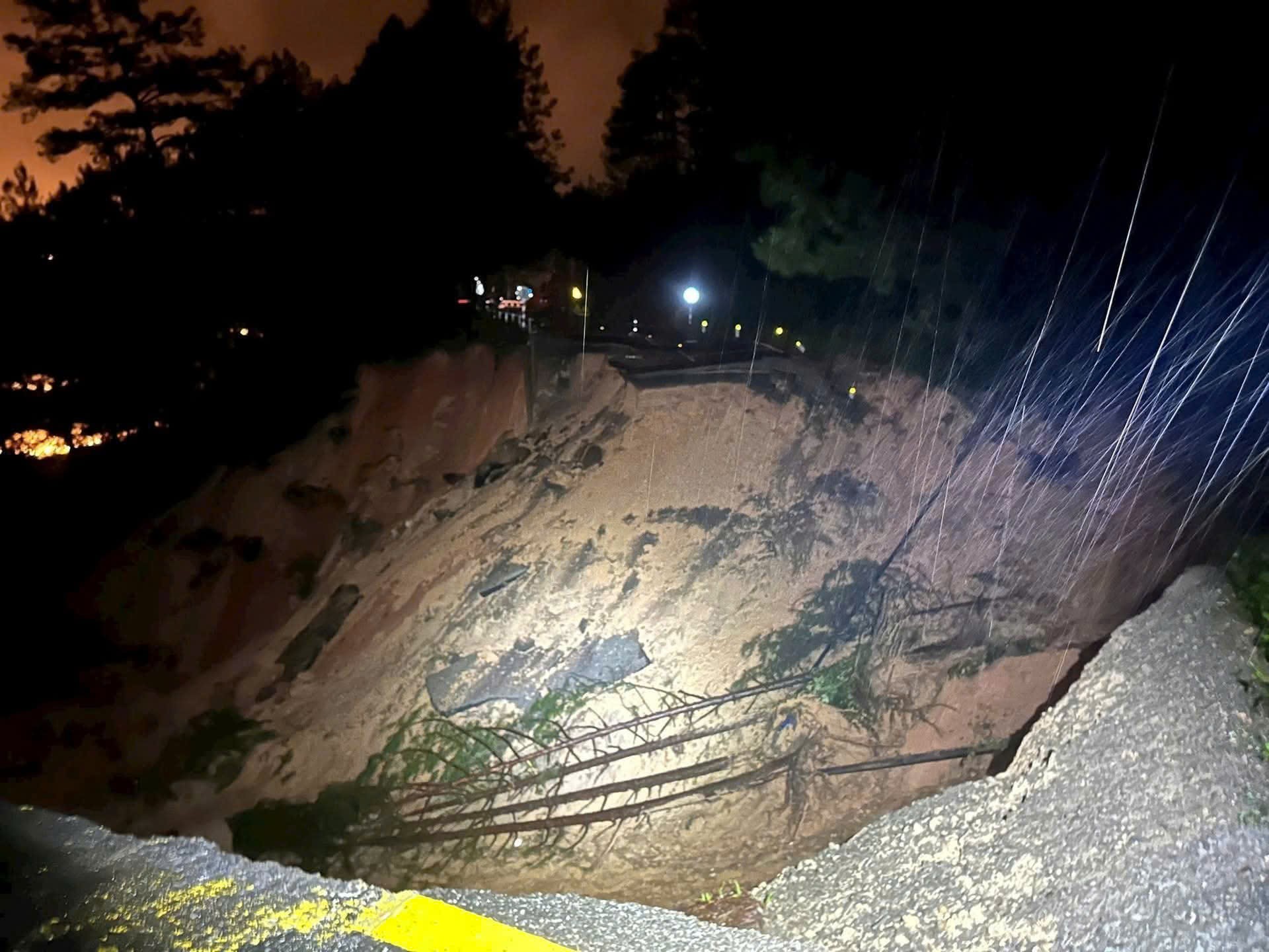 Đứt g&atilde;y lớn tr&ecirc;n đ&egrave;o Mimosa, L&acirc;m Đồng phong tỏa v&agrave; cứu hộ khẩn- Ảnh 6.