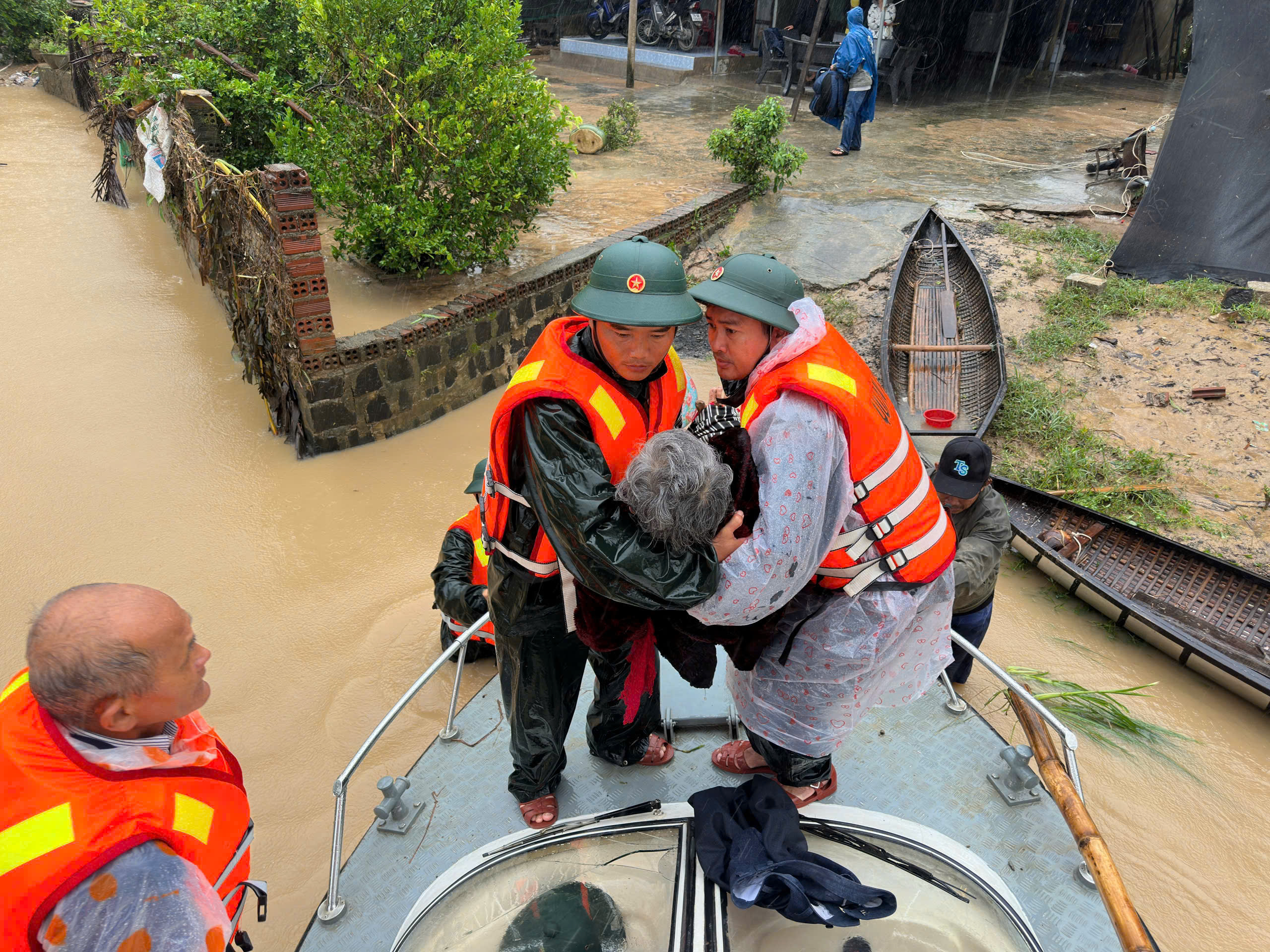 Công an, bộ đội Đắk Lắk ăn vội mì tôm giữa nước lũ, dầm mình cứu người dân- Ảnh 1.
