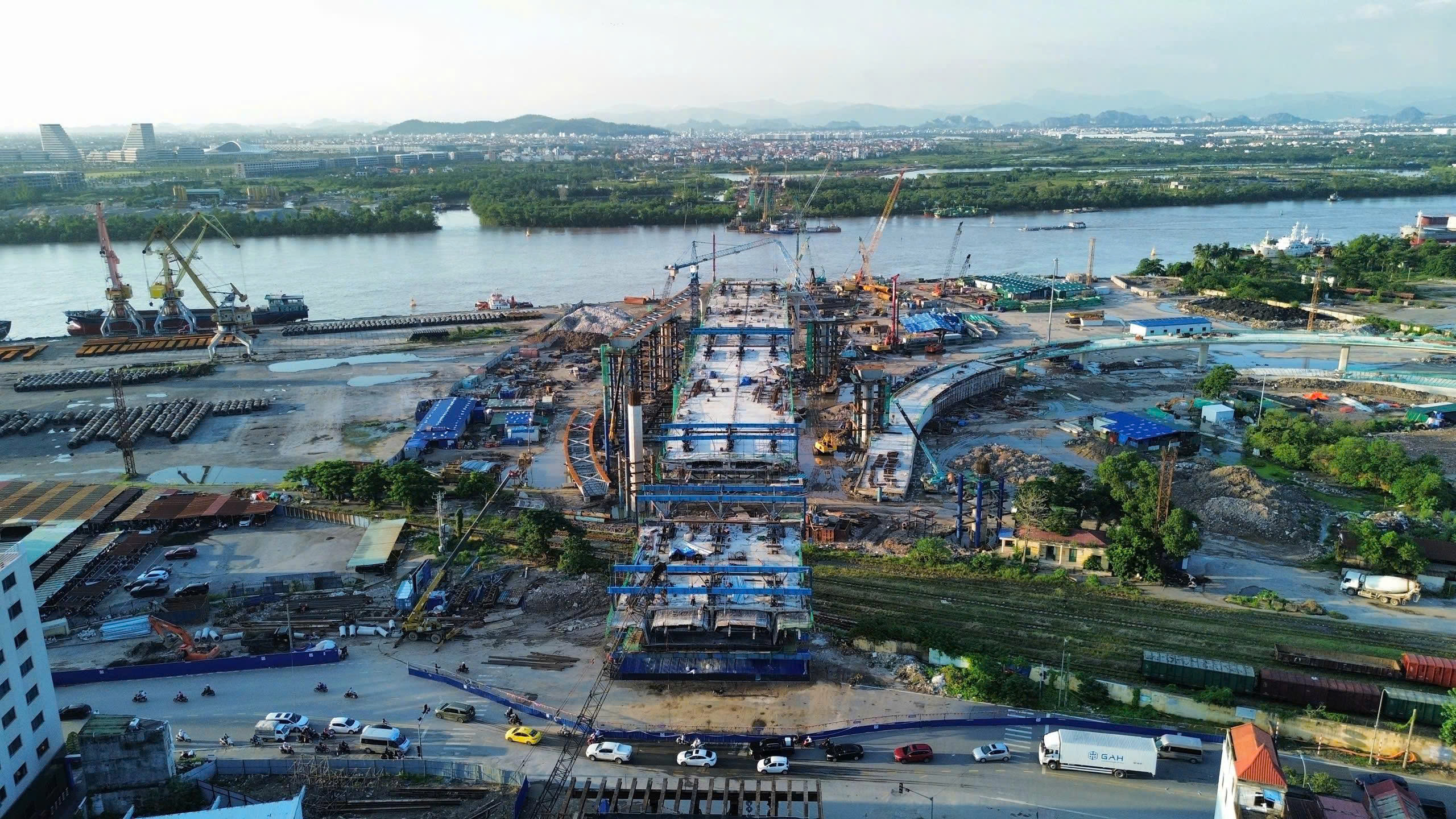 Tổng công ty Thăng Long tăng tốc trên công trình cầu Nguyễn Trãi- Ảnh 1. Tổng công ty Thăng Long tăng tốc trên công trình cầu Nguyễn Trãi- Ảnh 1.