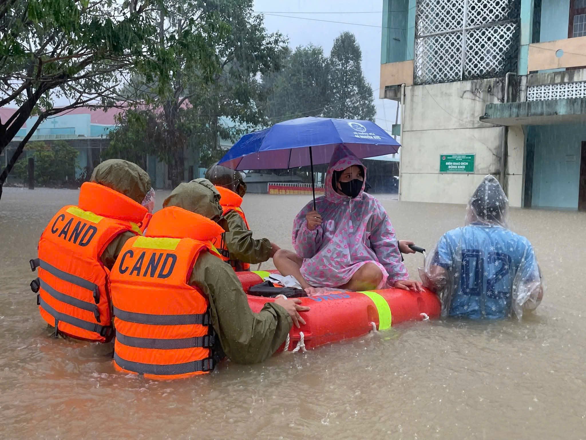 Công an, bộ đội Đắk Lắk ăn vội mì tôm giữa nước lũ, dầm mình cứu người dân- Ảnh 6.