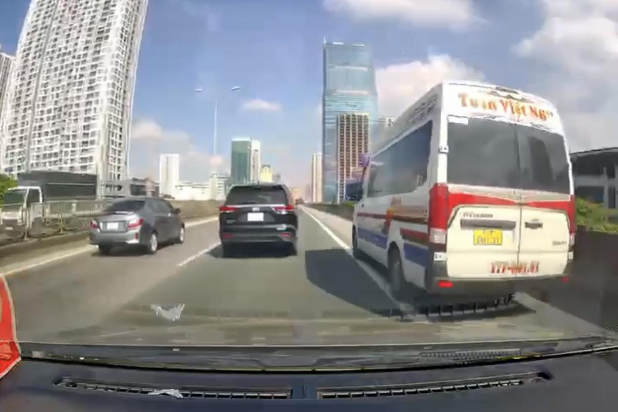 Vì sao CSGT không xử phạt một lái xe Limousine đi vào làn khẩn cấp đường Vành đai 3?- Ảnh 1.