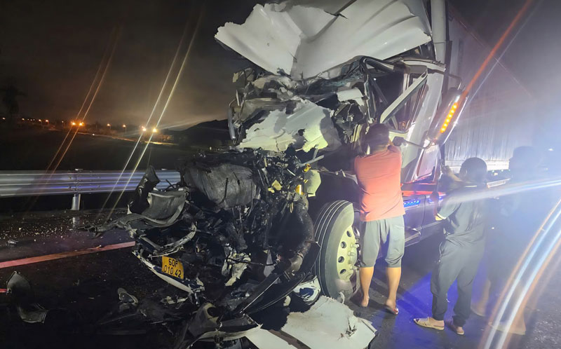 Xe đầu kéo biến dạng phần đầu sau tai nạn.