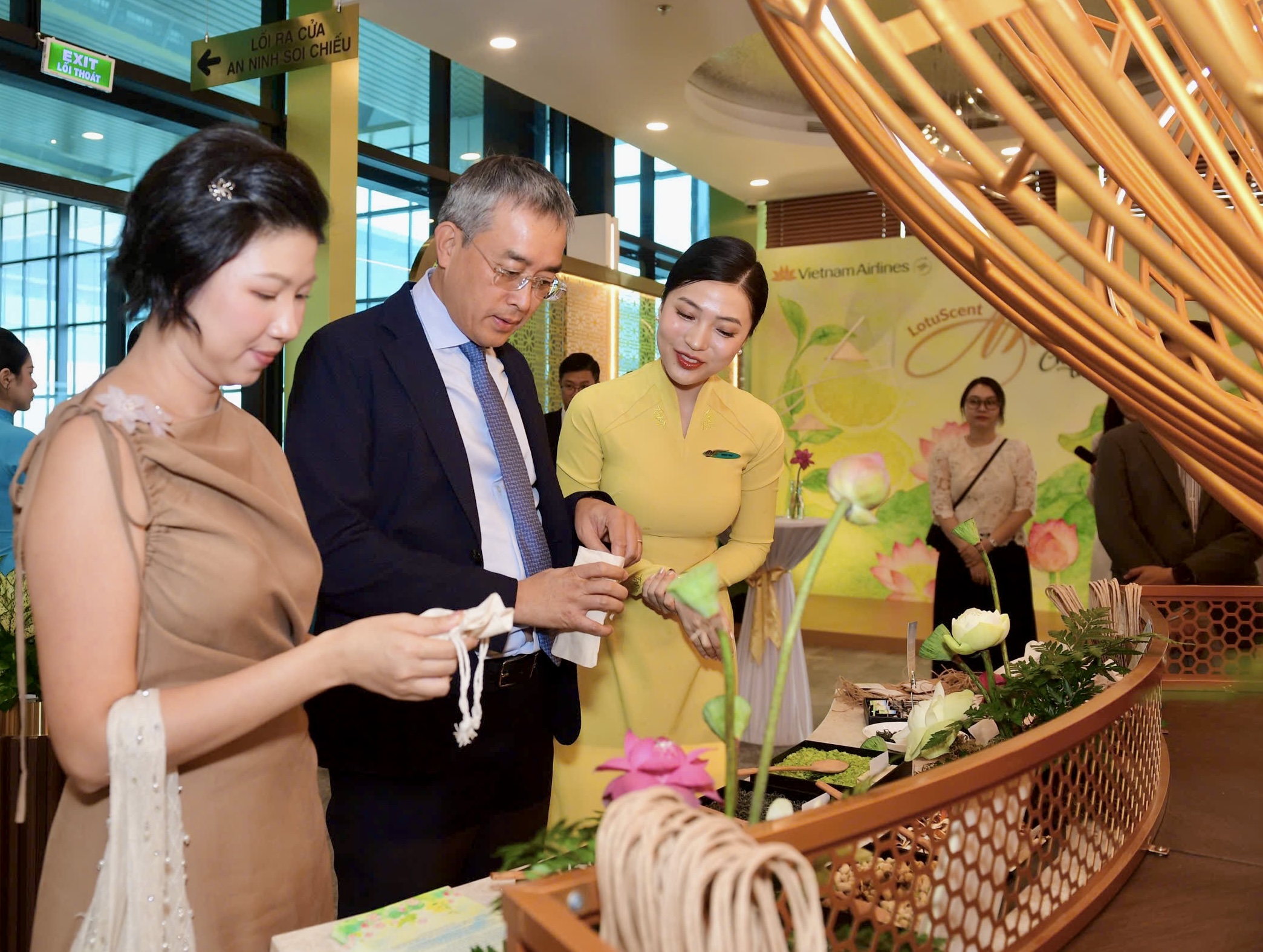 Vietnam Airlines “kể chuyện bằng hương sen” trên hành trình bay- Ảnh 2.