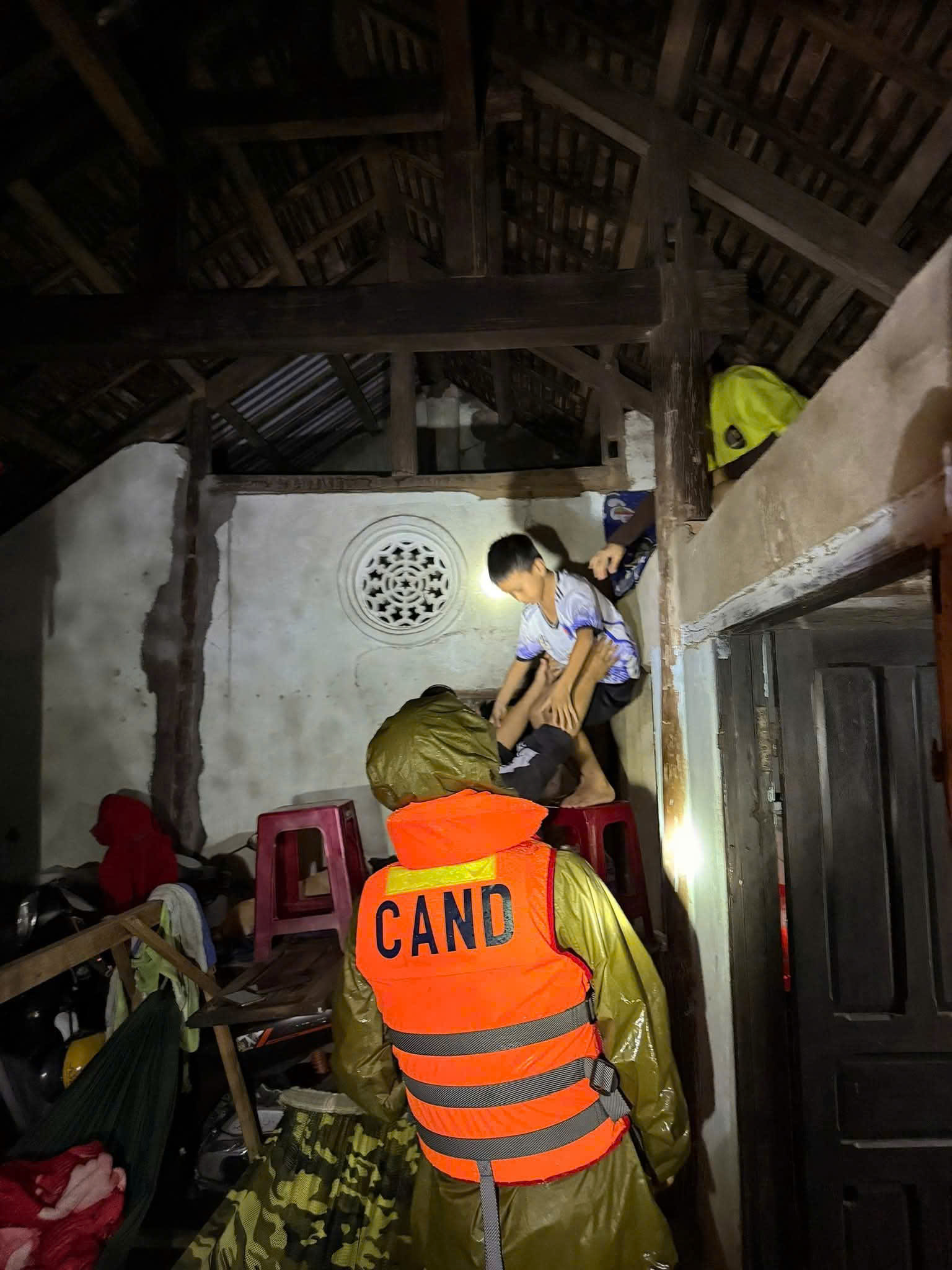 Công an, bộ đội Đắk Lắk ăn vội mì tôm giữa nước lũ, dầm mình cứu người dân- Ảnh 7.