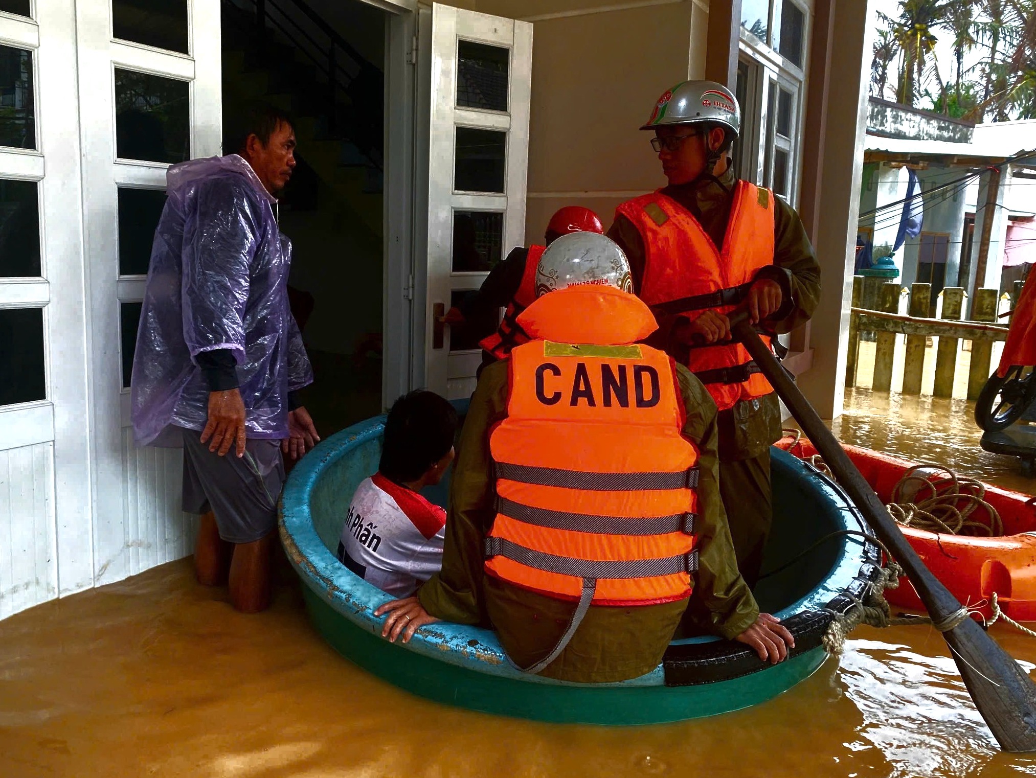 Công an, bộ đội Đắk Lắk ăn vội mì tôm giữa nước lũ, dầm mình cứu người dân- Ảnh 4.