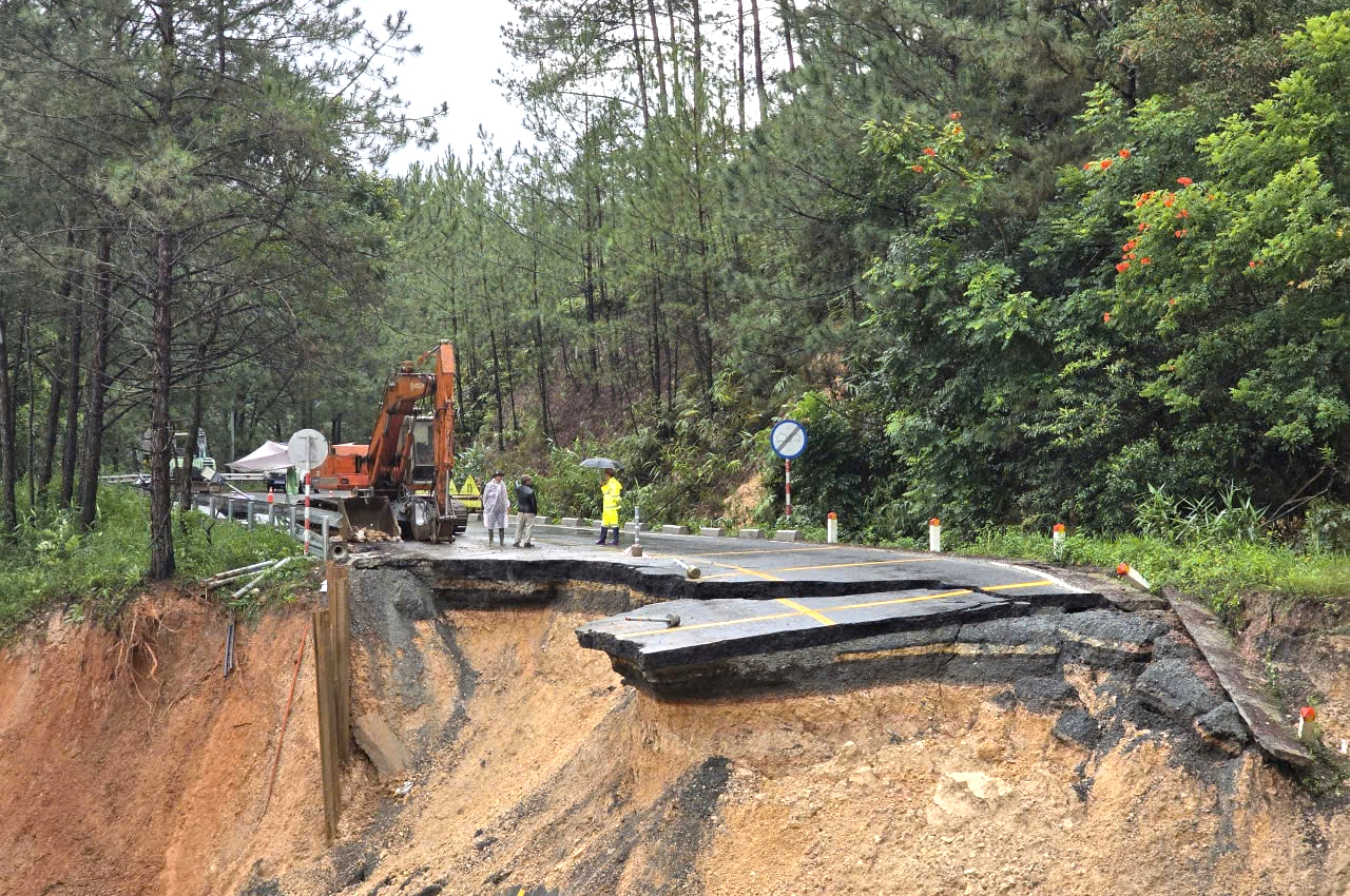 Đứt g&atilde;y lớn tr&ecirc;n đ&egrave;o Mimosa, L&acirc;m Đồng phong tỏa v&agrave; cứu hộ khẩn- Ảnh 3.