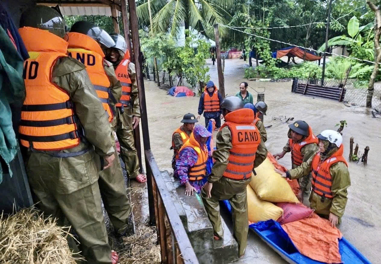 Mưa lũ miền Trung: Đèo Phượng Hoàng tiếp tục sạt lở, 15 người chết và mất tích ở Đắk Lắk- Ảnh 1. Mưa lũ miền Trung: Đèo Phượng Hoàng tiếp tục sạt lở, 15 người chết và mất tích ở Đắk Lắk- Ảnh 1.