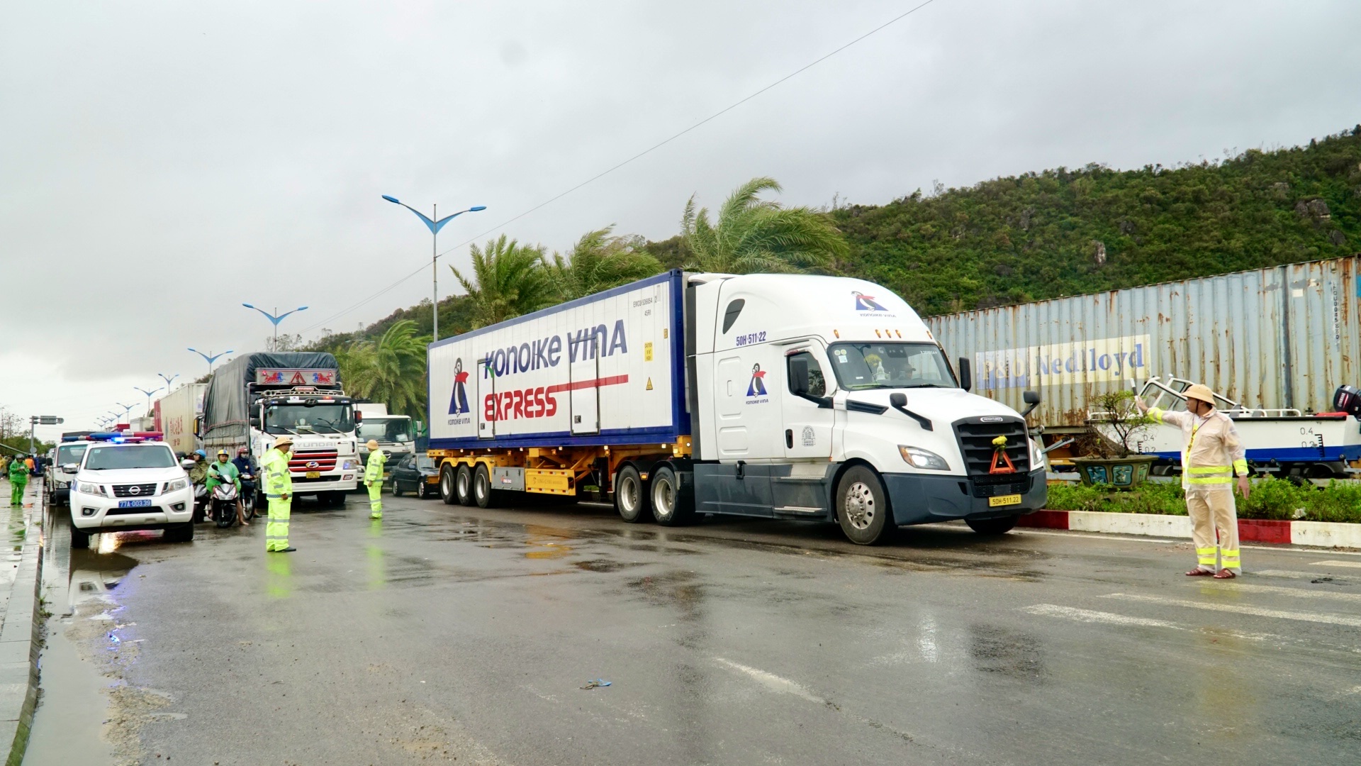 Mưa lũ miền Trung: Đèo Phượng Hoàng tiếp tục sạt lở, 15 người chết và mất tích ở Đắk Lắk- Ảnh 2. Mưa lũ miền Trung: Đèo Phượng Hoàng tiếp tục sạt lở, 15 người chết và mất tích ở Đắk Lắk- Ảnh 2.