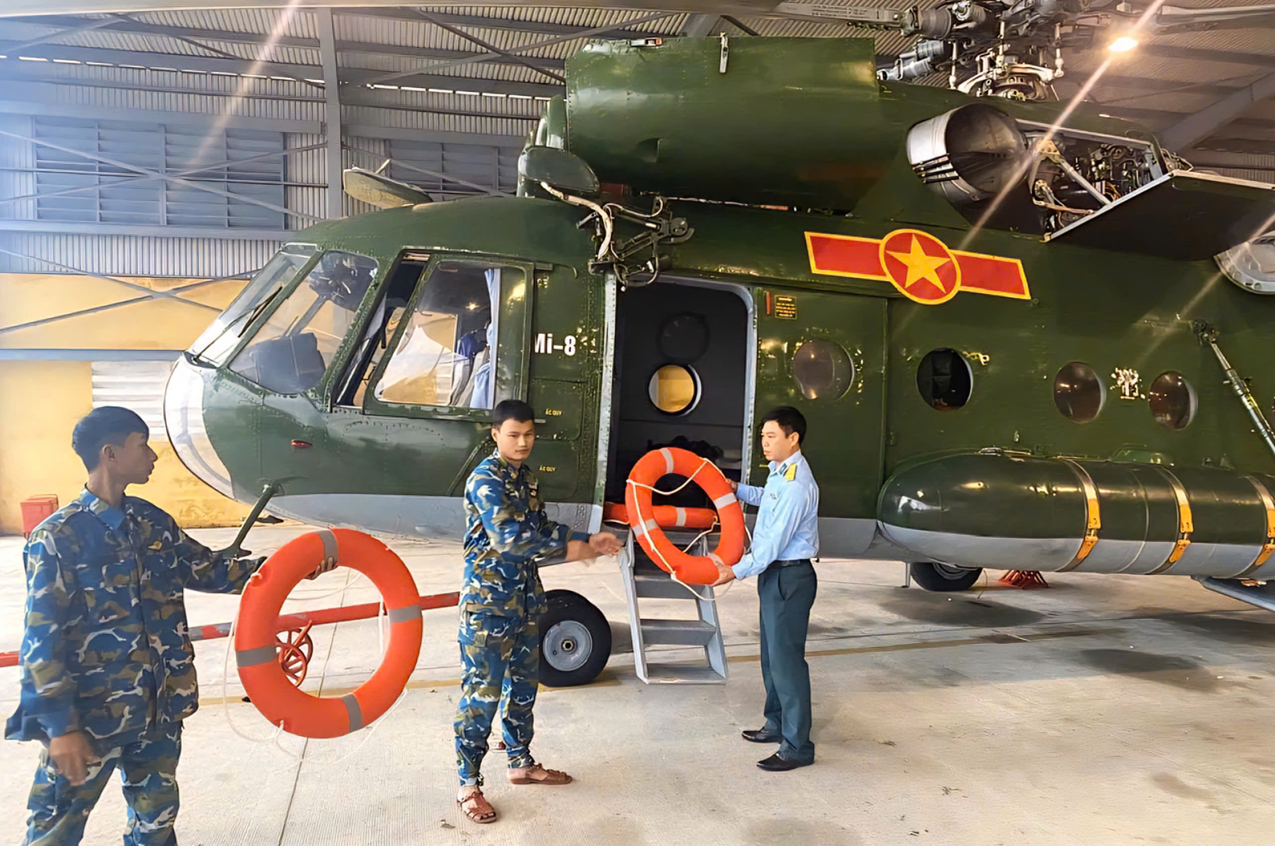 Mưa lũ miền Trung: Đèo Phượng Hoàng tiếp tục sạt lở, giao thông chia cắt- Ảnh 7.