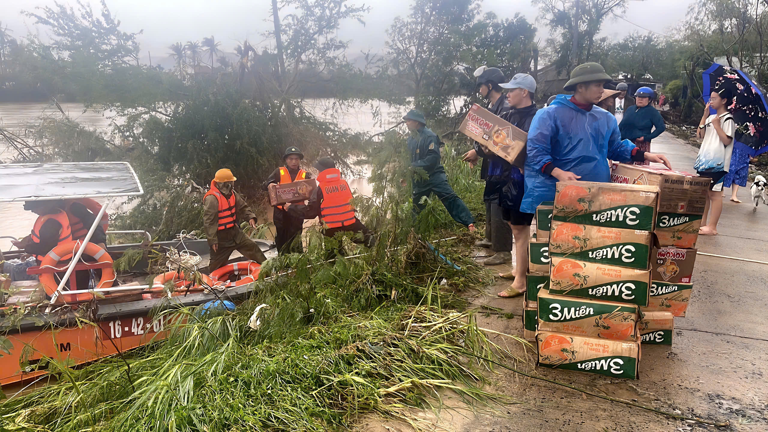 Mưa lũ miền Trung: Đèo Phượng Hoàng tiếp tục sạt lở, giao thông chia cắt- Ảnh 6.