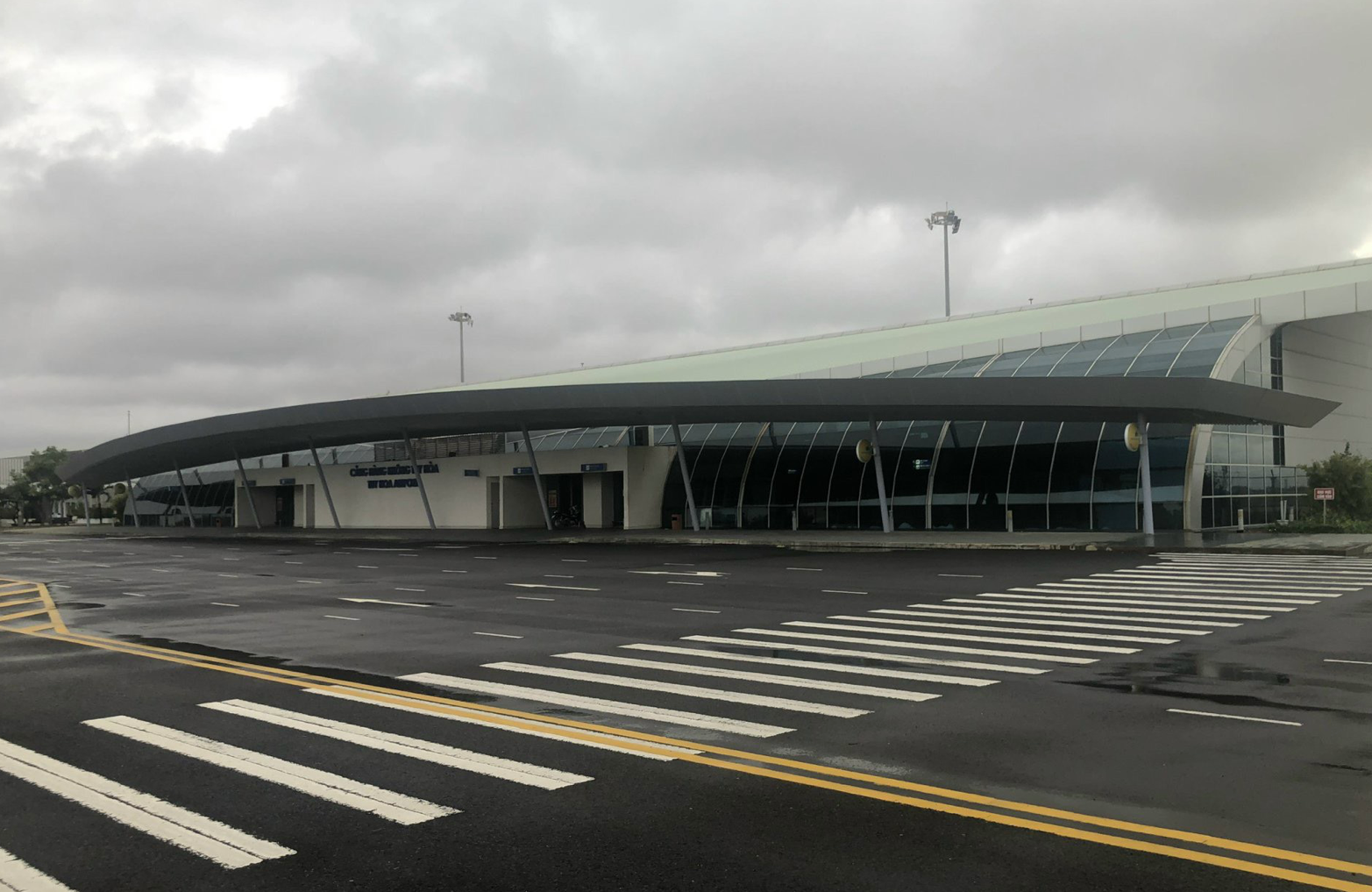 Tạm ngừng khai thác Cảng hàng không Tuy Hòa- Ảnh 1. Tạm ngừng khai thác Cảng hàng không Tuy Hòa- Ảnh 1.