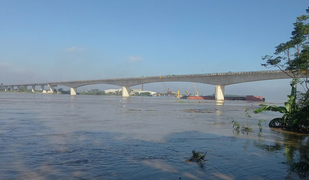 Khẩn trương di dời phương tiện neo đậu gần cầu vượt sông, đảm bảo an toàn mùa mưa lũ- Ảnh 1.