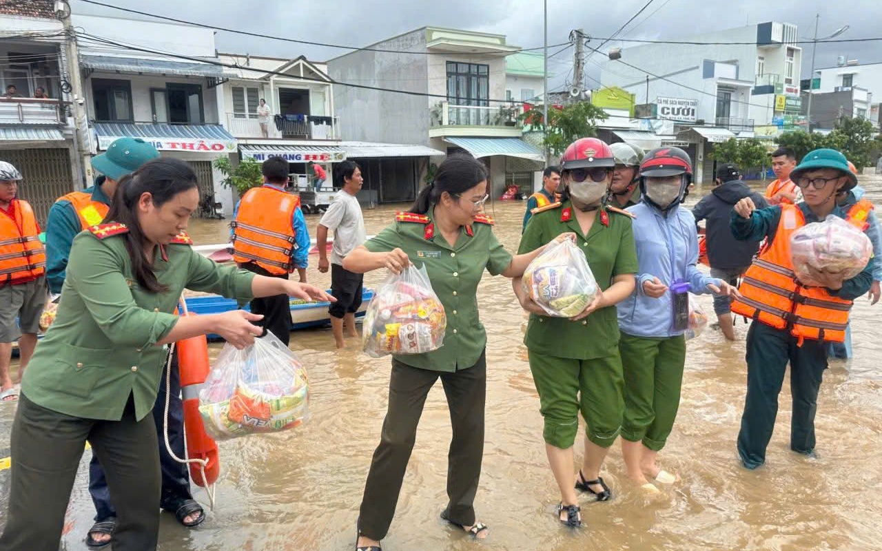 Mưa lũ miền Trung: Cấp 4.000 tấn gạo dự trữ quốc gia hỗ trợ vùng lũ Khánh Hòa và Gia Lai