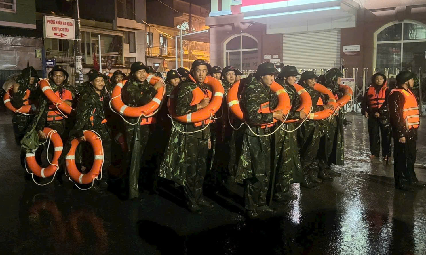 Mưa lũ miền Trung: Đèo Phượng Hoàng tiếp tục sạt lở, giao thông chia cắt- Ảnh 8.