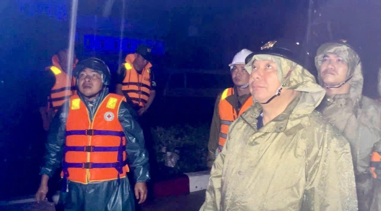 Mưa lũ miền Trung: Đèo Phượng Hoàng tiếp tục sạt lở, giao thông chia cắt- Ảnh 4.