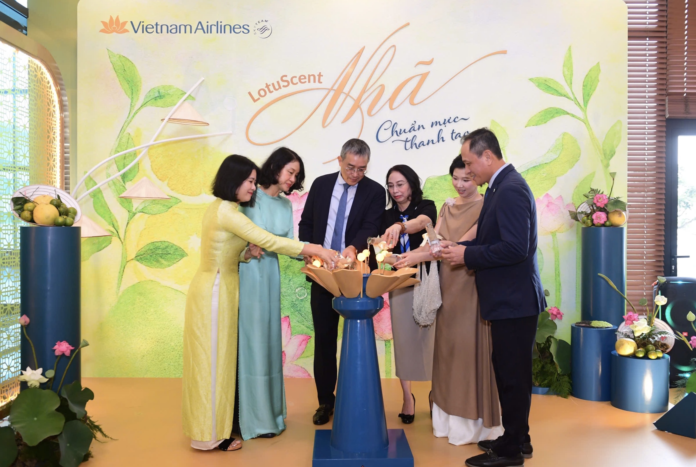 Vietnam Airlines “kể chuyện bằng hương sen” trên hành trình bay- Ảnh 1.