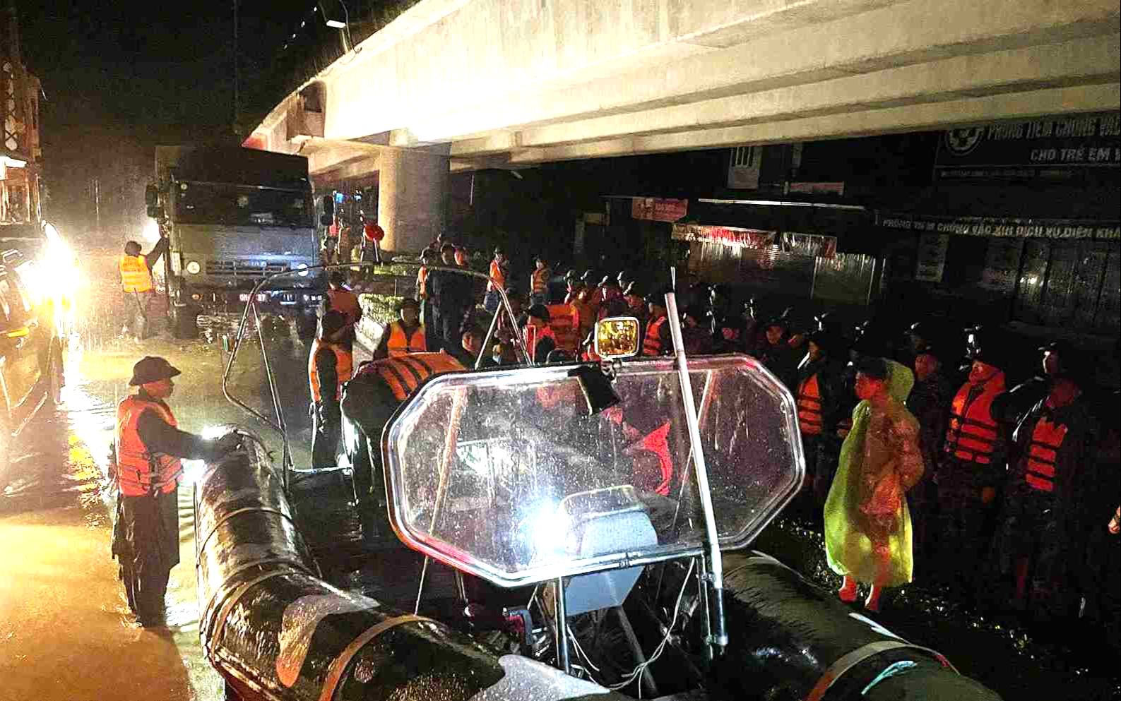 Khánh Hòa: Hơn 300 cán bộ, chiến sĩ xuyên đêm giải cứu dân mắc kẹt trong lũ- Ảnh 1.