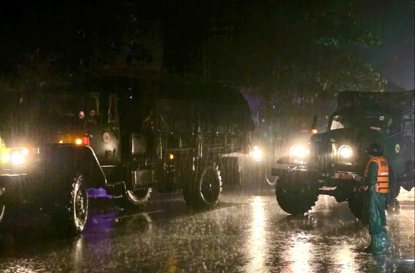 Khánh Hòa: Hơn 300 cán bộ, chiến sĩ xuyên đêm giải cứu dân mắc kẹt trong lũ- Ảnh 2.