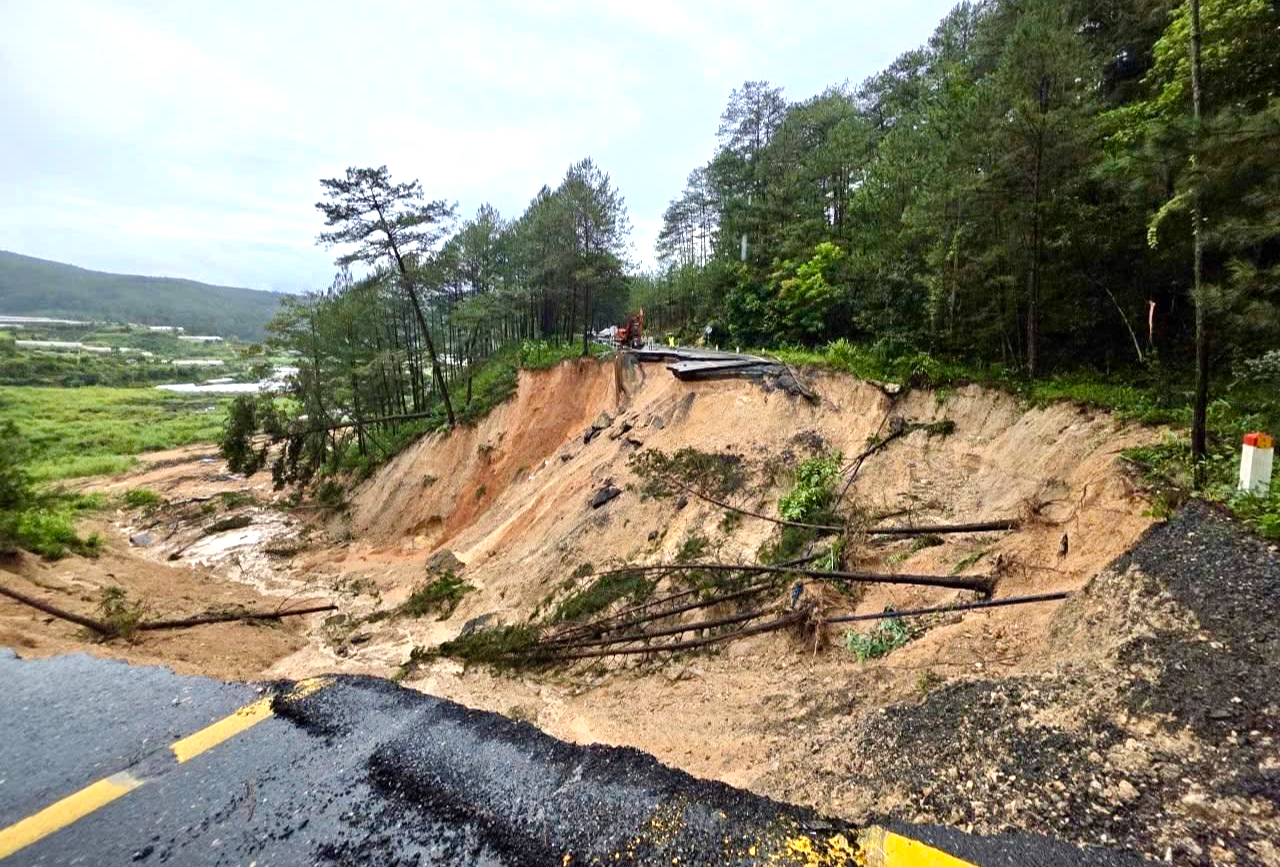 Đứt g&atilde;y lớn tr&ecirc;n đ&egrave;o Mimosa, L&acirc;m Đồng phong tỏa v&agrave; cứu hộ khẩn- Ảnh 4.
