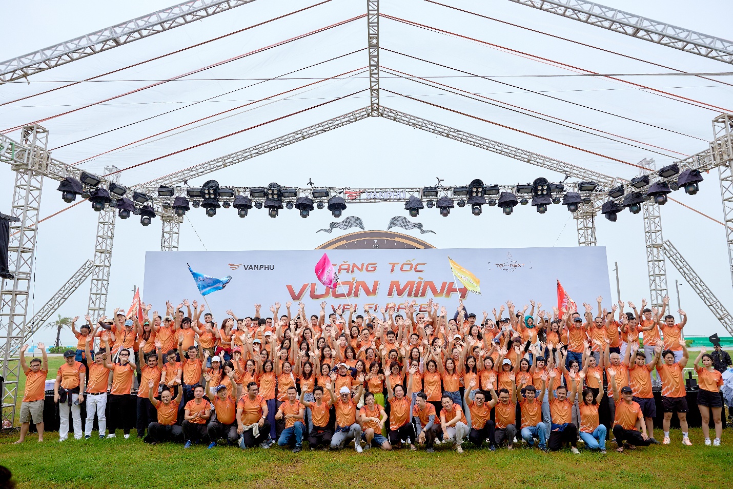 Văn Phú được vinh danh Top 100 nơi làm việc tốt nhất Việt Nam 2025- Ảnh 2.