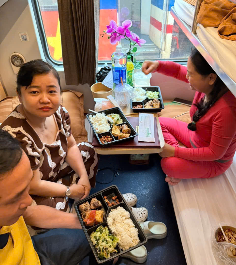 Mưa lũ Trung Bộ khiến đường sắt tê liệt, 25 chuyến tàu bị bãi bỏ, thiệt hại gần 10 tỷ đồng- Ảnh 2.