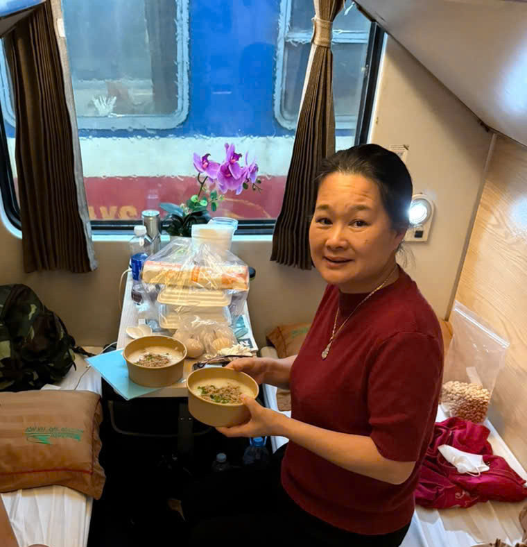 Mưa lũ Trung Bộ khiến đường sắt tê liệt, 25 chuyến tàu bị bãi bỏ, thiệt hại gần 10 tỷ đồng- Ảnh 3.