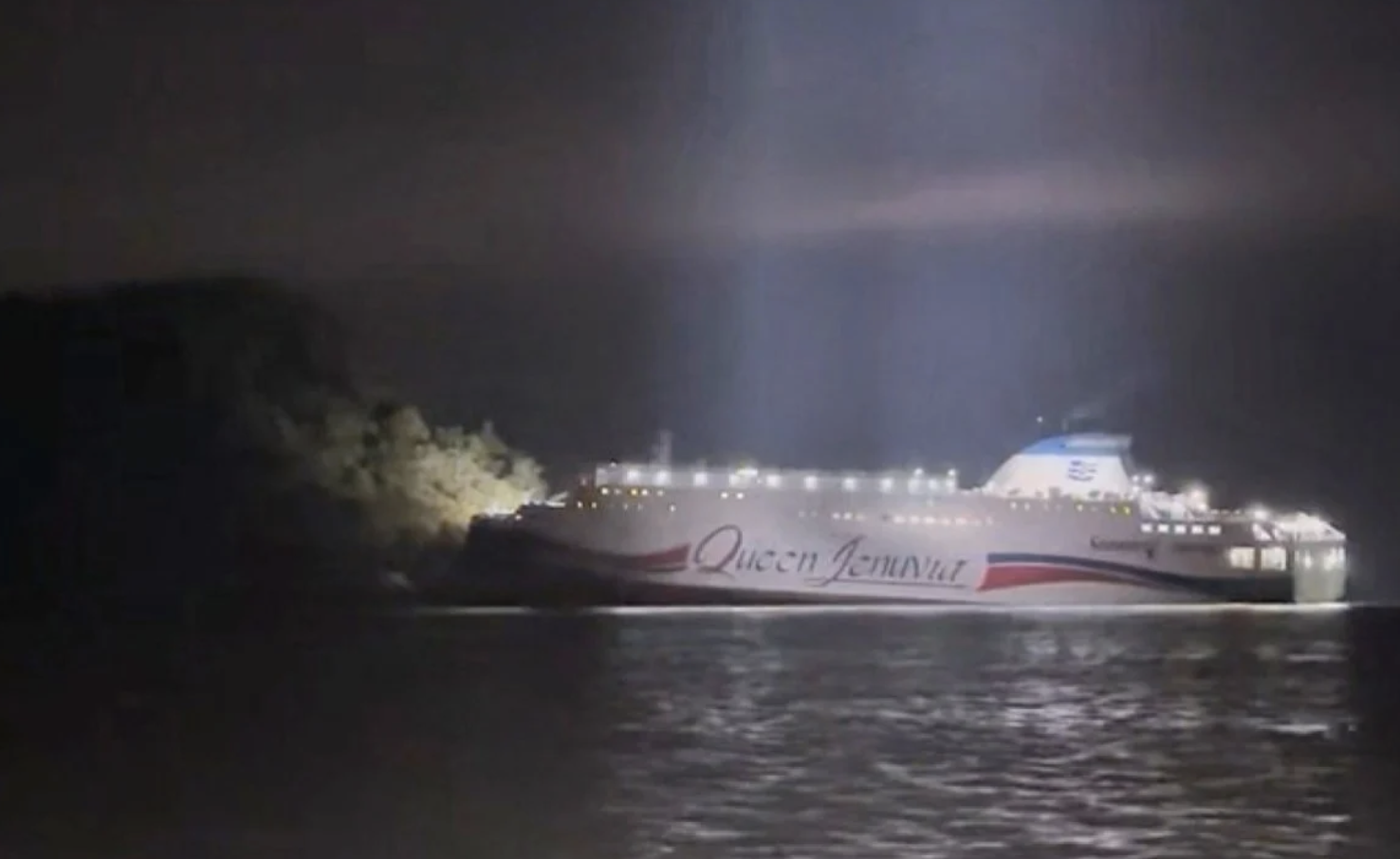 Hàn Quốc: Phà chở 267 người mắc cạn trong đêm- Ảnh 1.