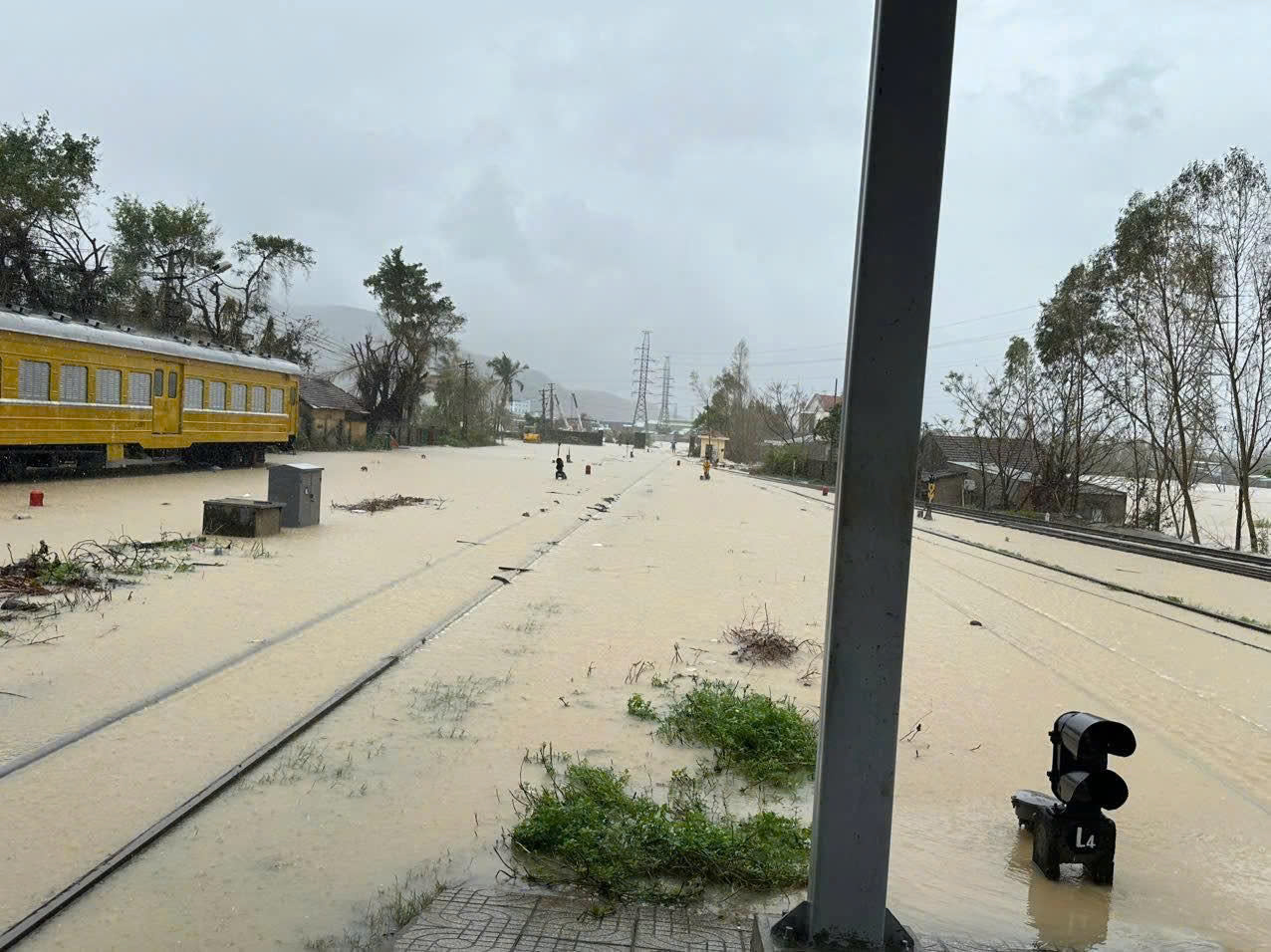 Mưa lũ Trung Bộ khiến đường sắt tê liệt, 25 chuyến tàu bị bãi bỏ, thiệt hại gần 10 tỷ đồng- Ảnh 1.