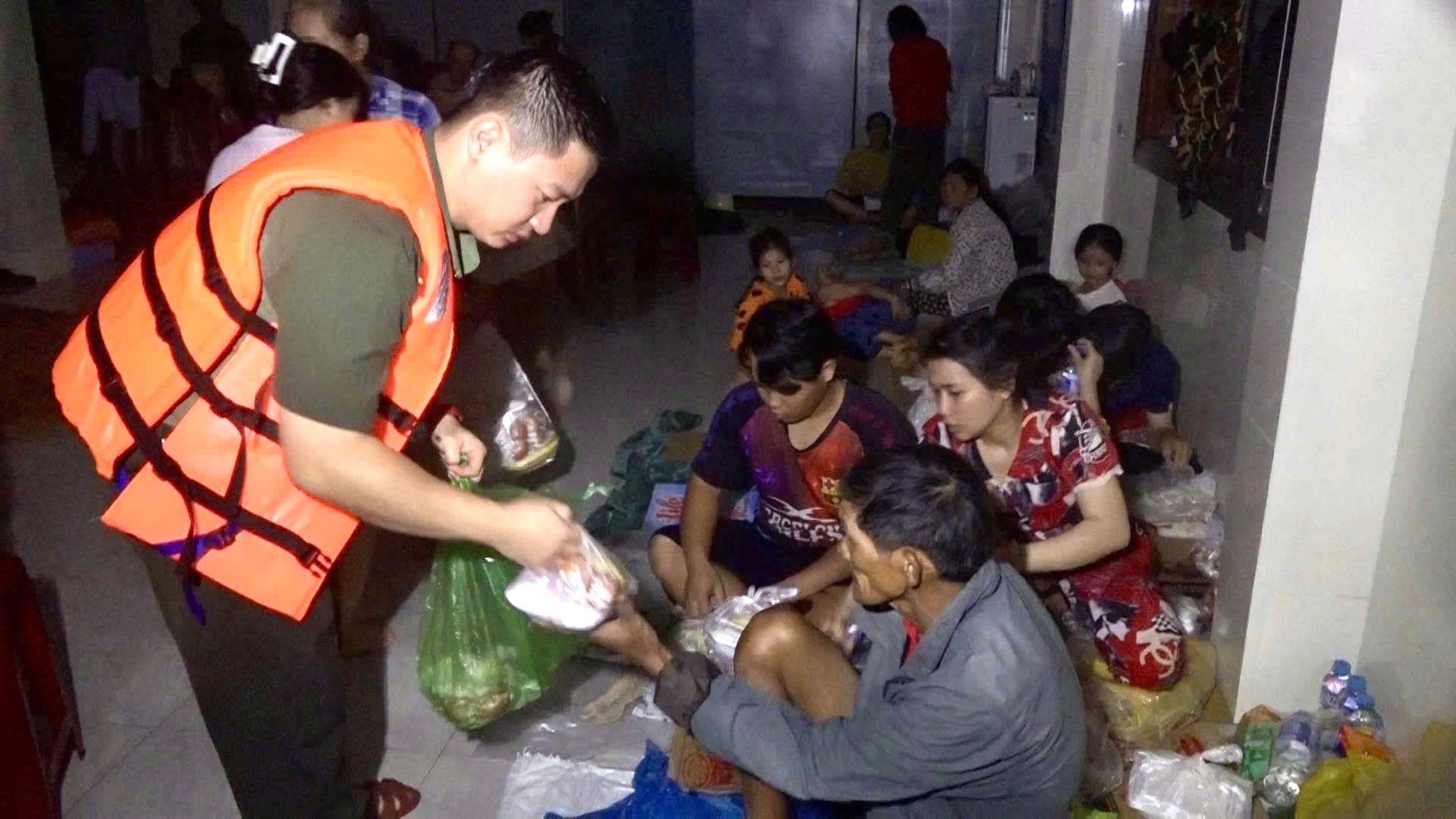 Mưa lũ miền Trung: Đèo Phượng Hoàng tiếp tục sạt lở, giao thông chia cắt- Ảnh 5.