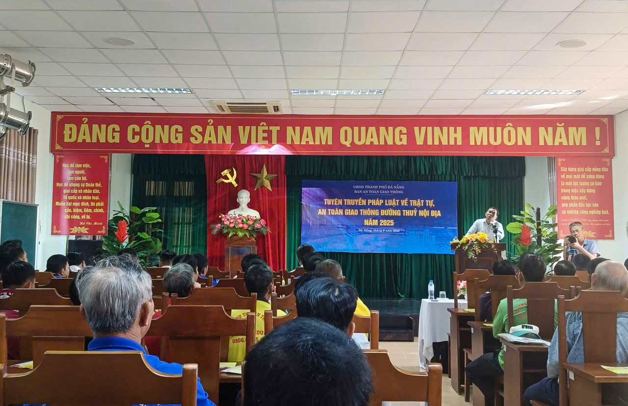 Cảng vụ Hàng hải Đà Nẵng tăng cường tuyên truyền pháp luật về ATGT đường thủy nội địa- Ảnh 1.