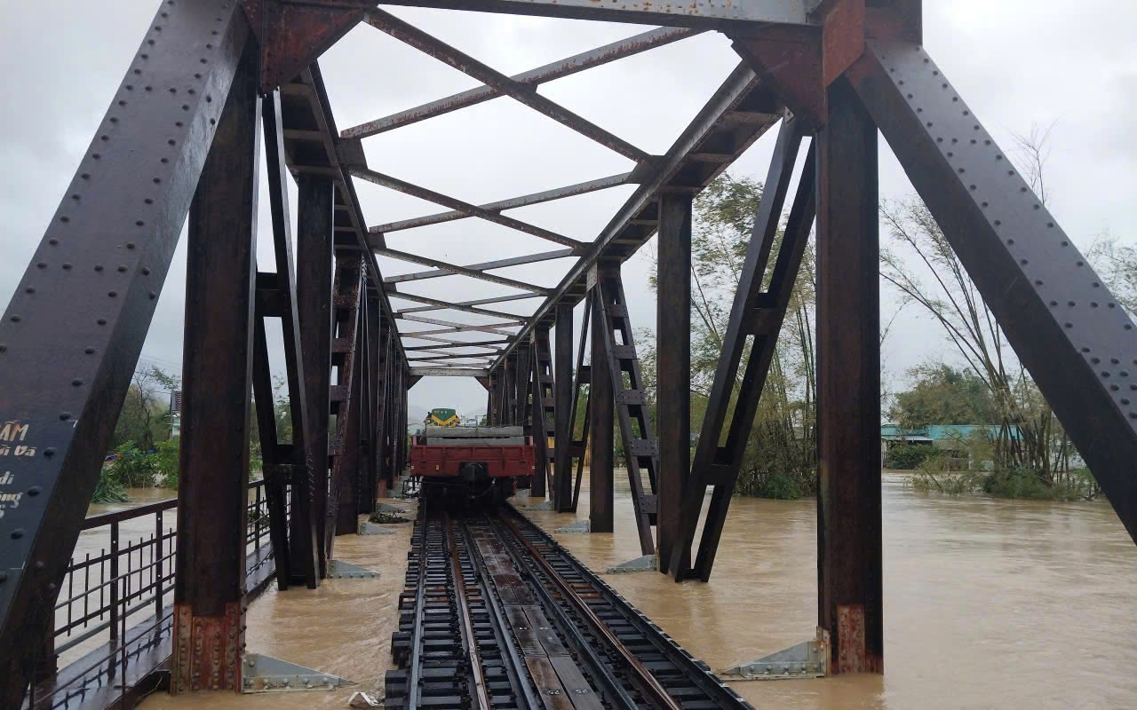 Khẩn cấp bảo vệ đường sắt Trung Bộ trước mưa lũ vượt mức lịch sử- Ảnh 2. Khẩn cấp bảo vệ hạ tầng đường sắt trước mưa lũ lịch sử ở Trung Bộ