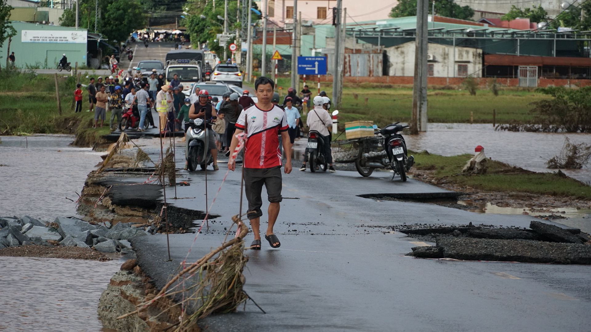 Đường Trường Sơn Đông qua Gia Lai tan hoang sau lũ dữ- Ảnh 8. Đường Trường Sơn Đông qua Gia Lai tan hoang sau lũ dữ- Ảnh 8.