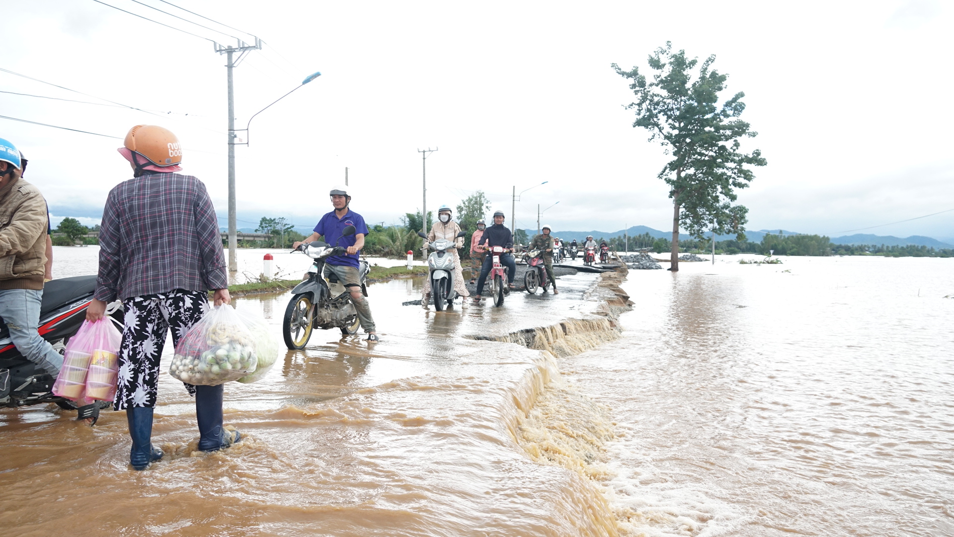 Đường Trường Sơn Đông qua Gia Lai tan hoang sau lũ dữ- Ảnh 10. Đường Trường Sơn Đông qua Gia Lai tan hoang sau lũ dữ- Ảnh 10.
