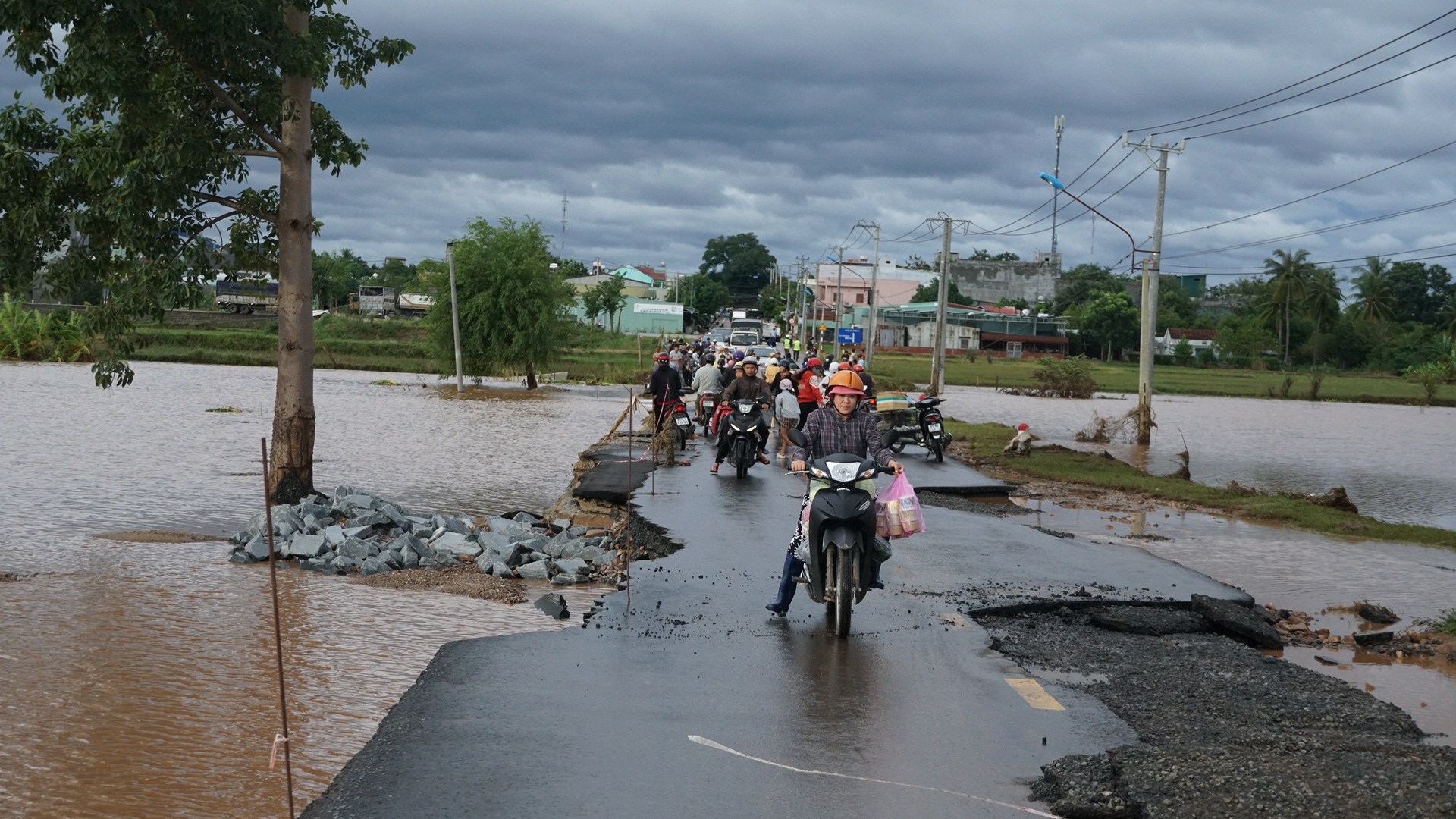 Đường Trường Sơn Đông qua Gia Lai tan hoang sau lũ dữ- Ảnh 4. Đường Trường Sơn Đông qua Gia Lai tan hoang sau lũ dữ- Ảnh 4.