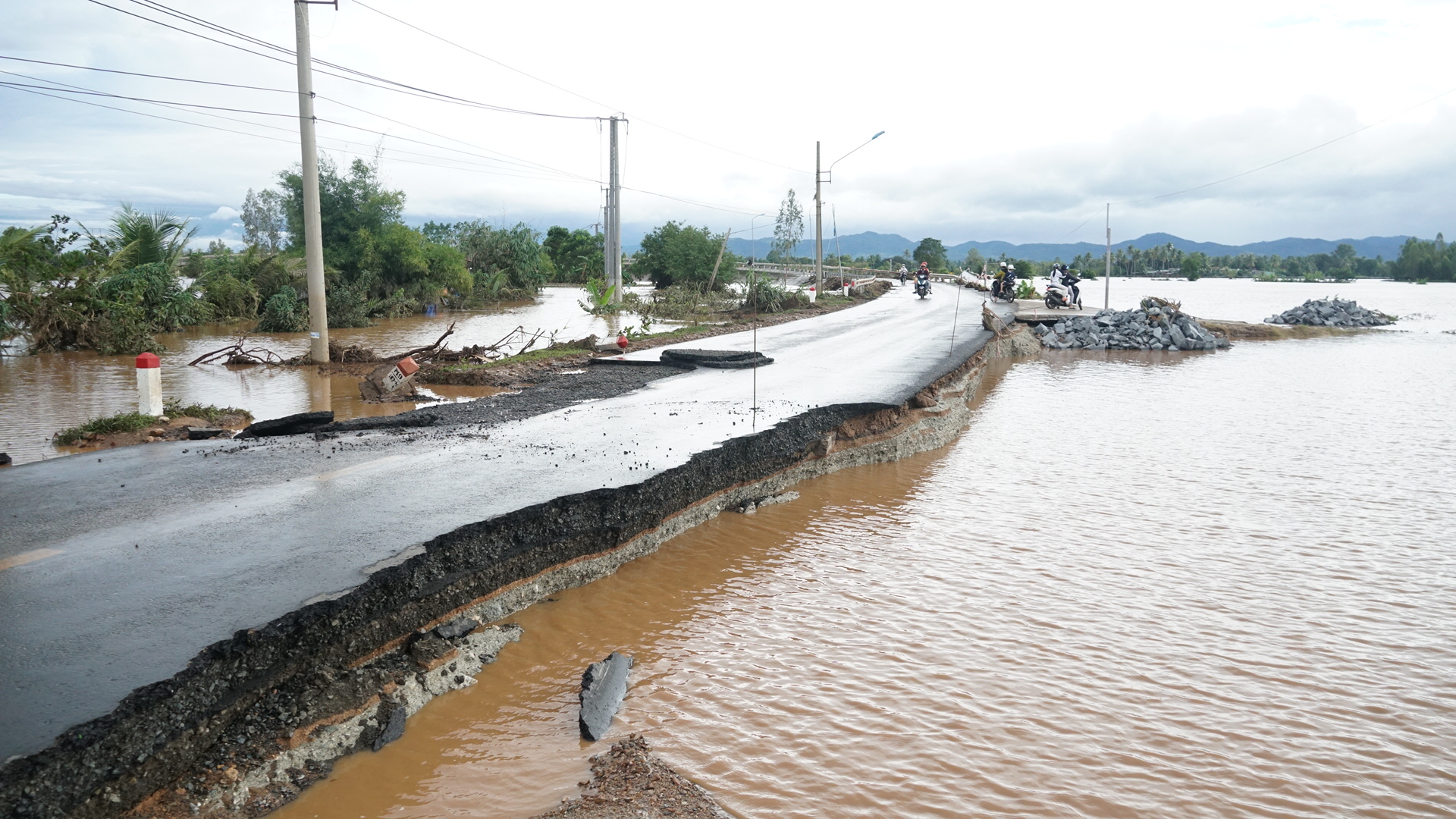 Đường Trường Sơn Đông qua Gia Lai tan hoang sau lũ dữ- Ảnh 1. Đường Trường Sơn Đông qua Gia Lai tan hoang sau lũ dữ- Ảnh 1.