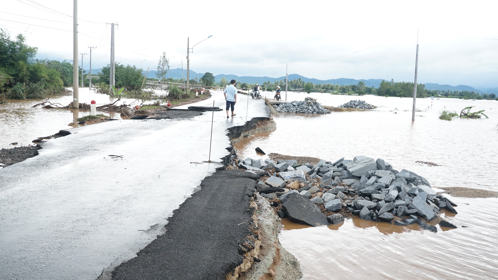 Đường Trường Sơn Đông qua Gia Lai tan hoang sau lũ dữ- Ảnh 5. Đường Trường Sơn Đông qua Gia Lai tan hoang sau lũ dữ- Ảnh 5.