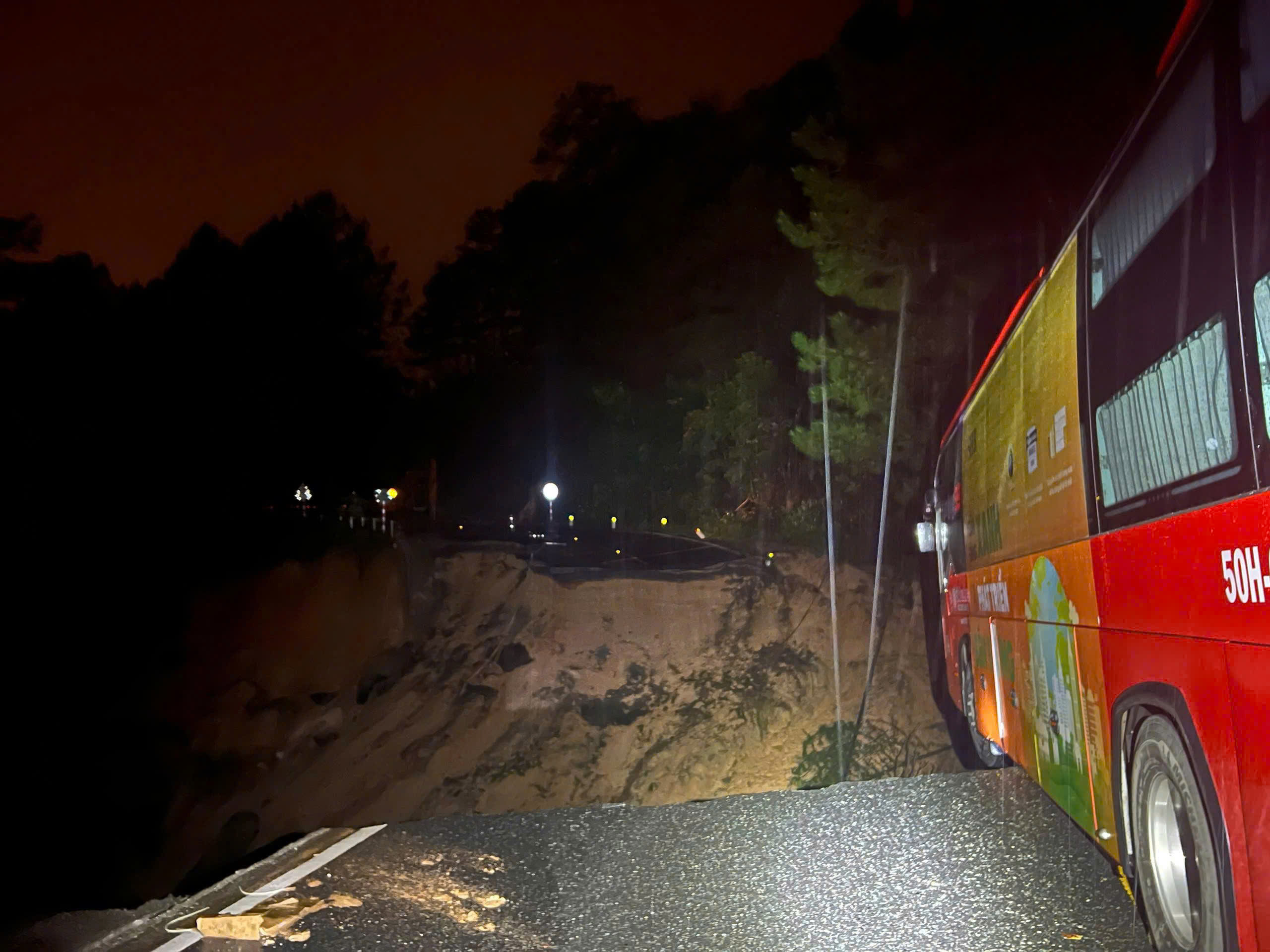 Đứt g&atilde;y lớn tr&ecirc;n đ&egrave;o Mimosa, L&acirc;m Đồng phong tỏa v&agrave; cứu hộ khẩn- Ảnh 9.